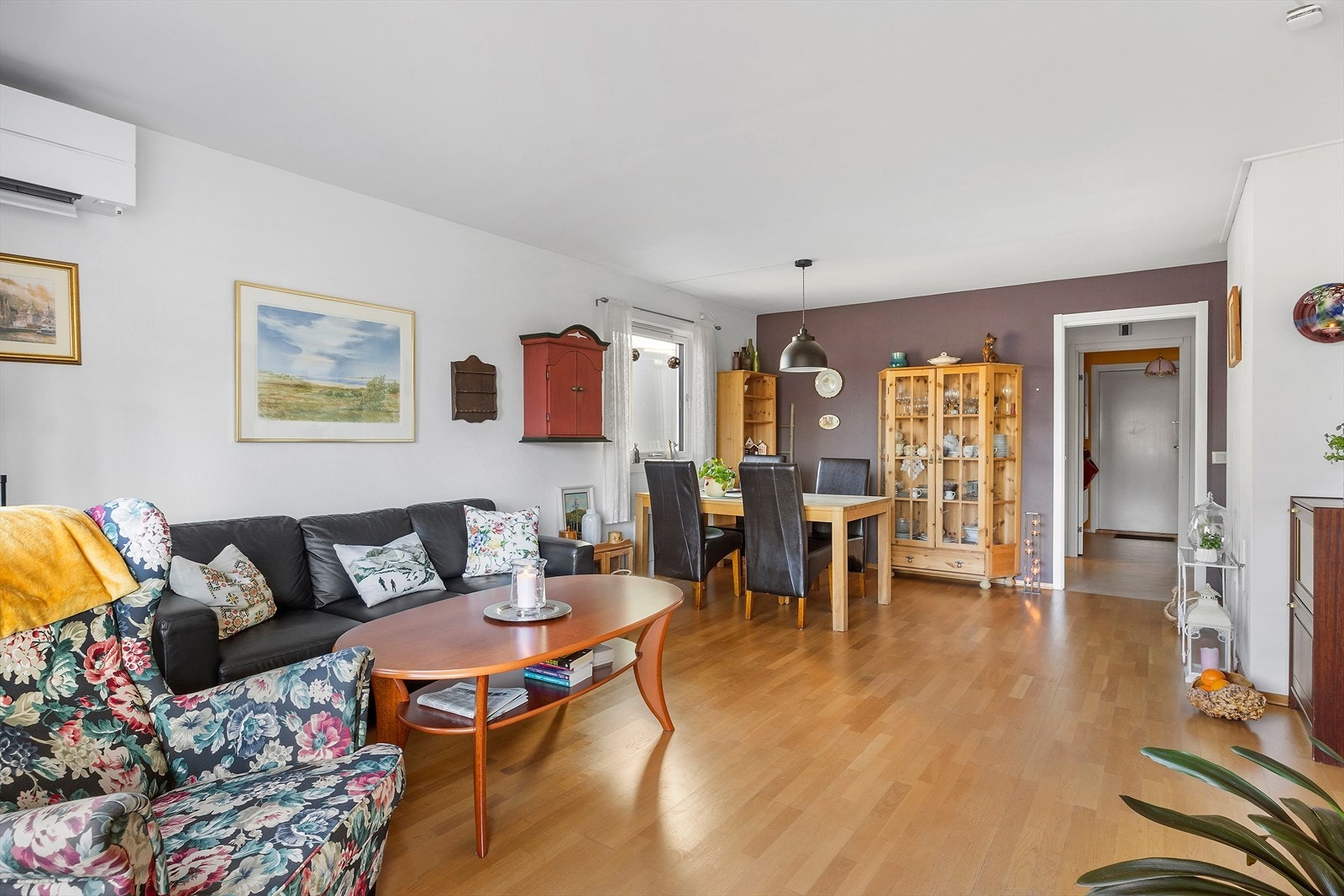 Stuen er av god størrelse med plass til sittegruppe, spisebord, TV-benk, skap og skjenk. Galleribilde