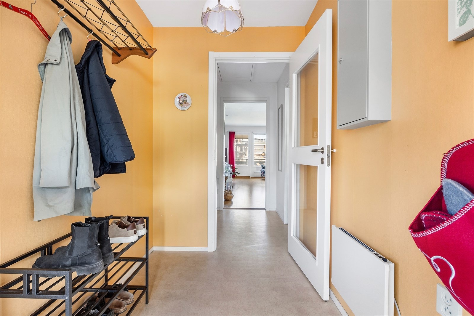 Entré med plass til yttertøy og sko. Glassfelt ved ytterdøren slipper inn godt med lys. Galleribilde