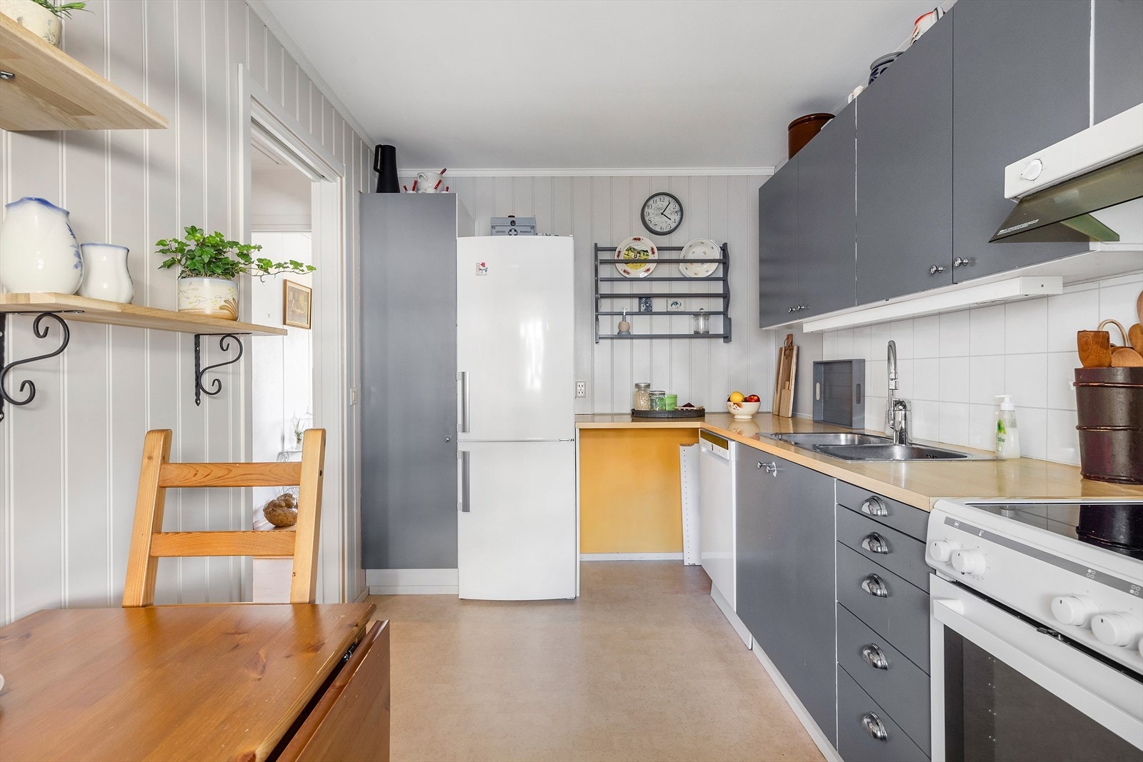 Innredning med god skap- og benkeplass. Galleribilde