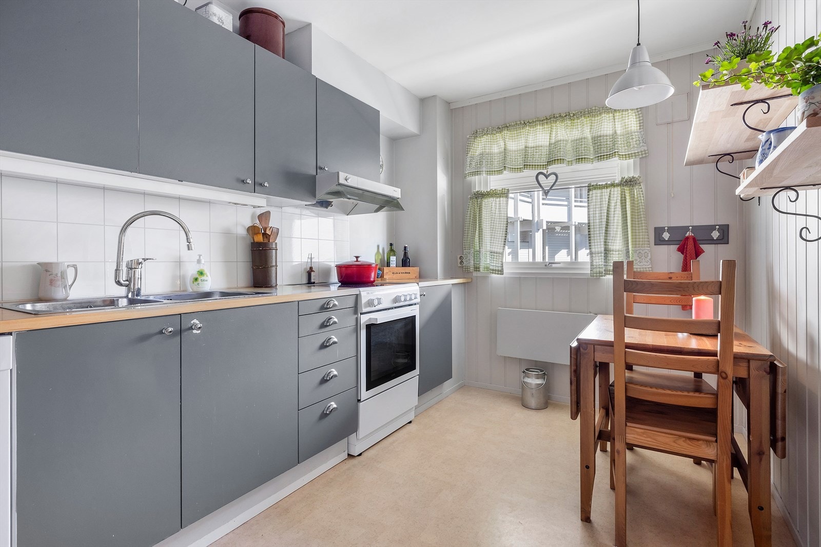 Separat kjøkken med koselig spiseplass. Galleribilde