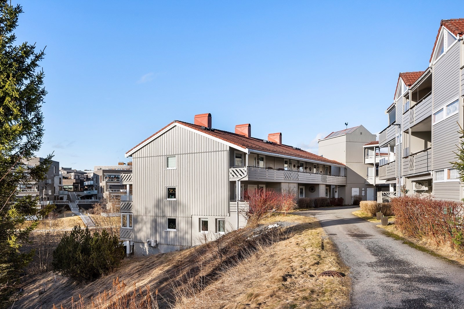 Bygget ligger i en skrånet tomt omkringet av flott natur og med fin utsikt. Galleribilde