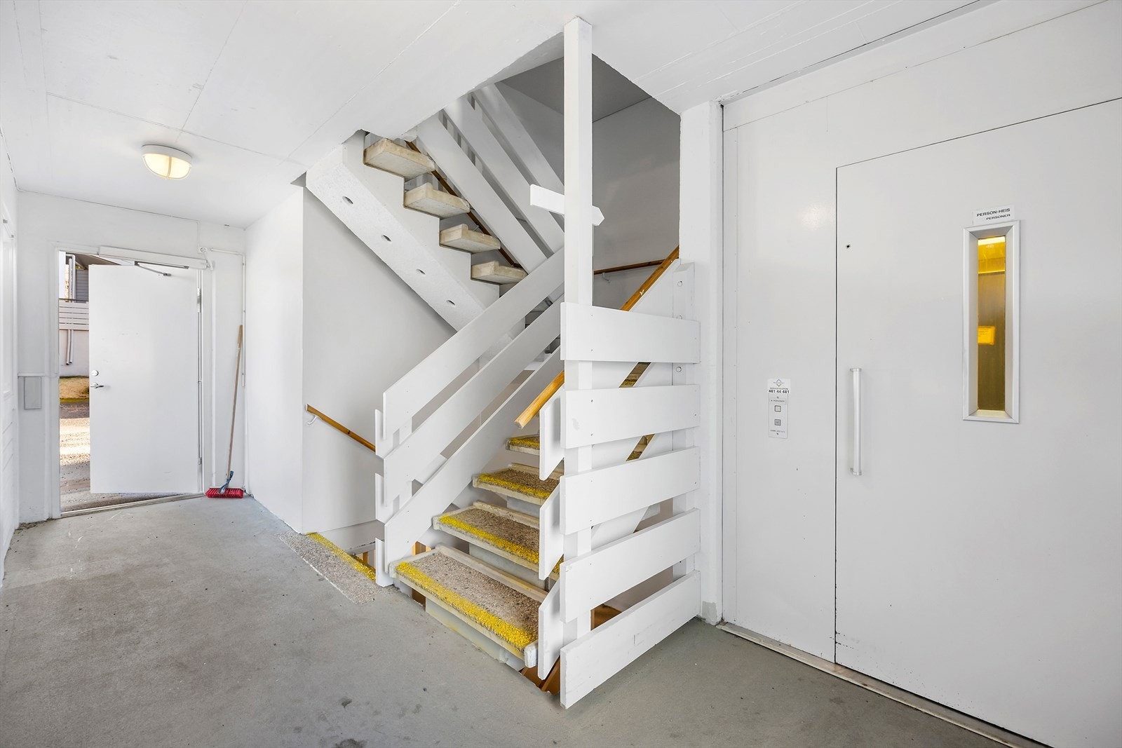 Det er heis / trappefri adkomst fra bakkeplan. Galleribilde