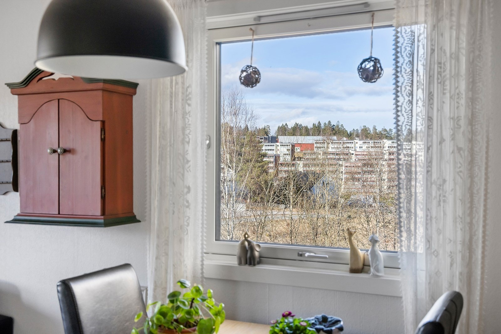 Hyggelig spiseplass ved vinduet. Galleribilde