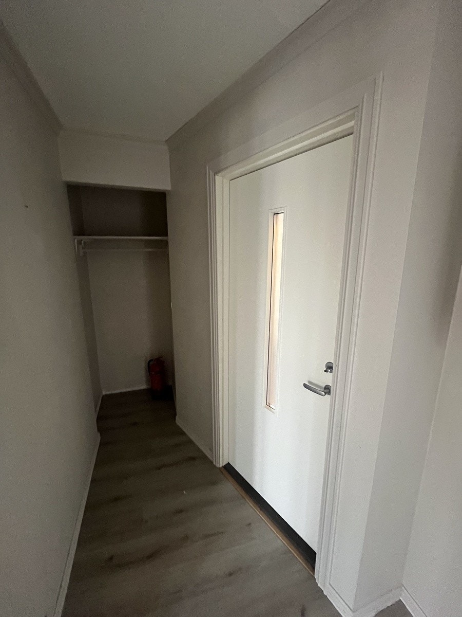 Gang med garderobe stang Galleribilde
