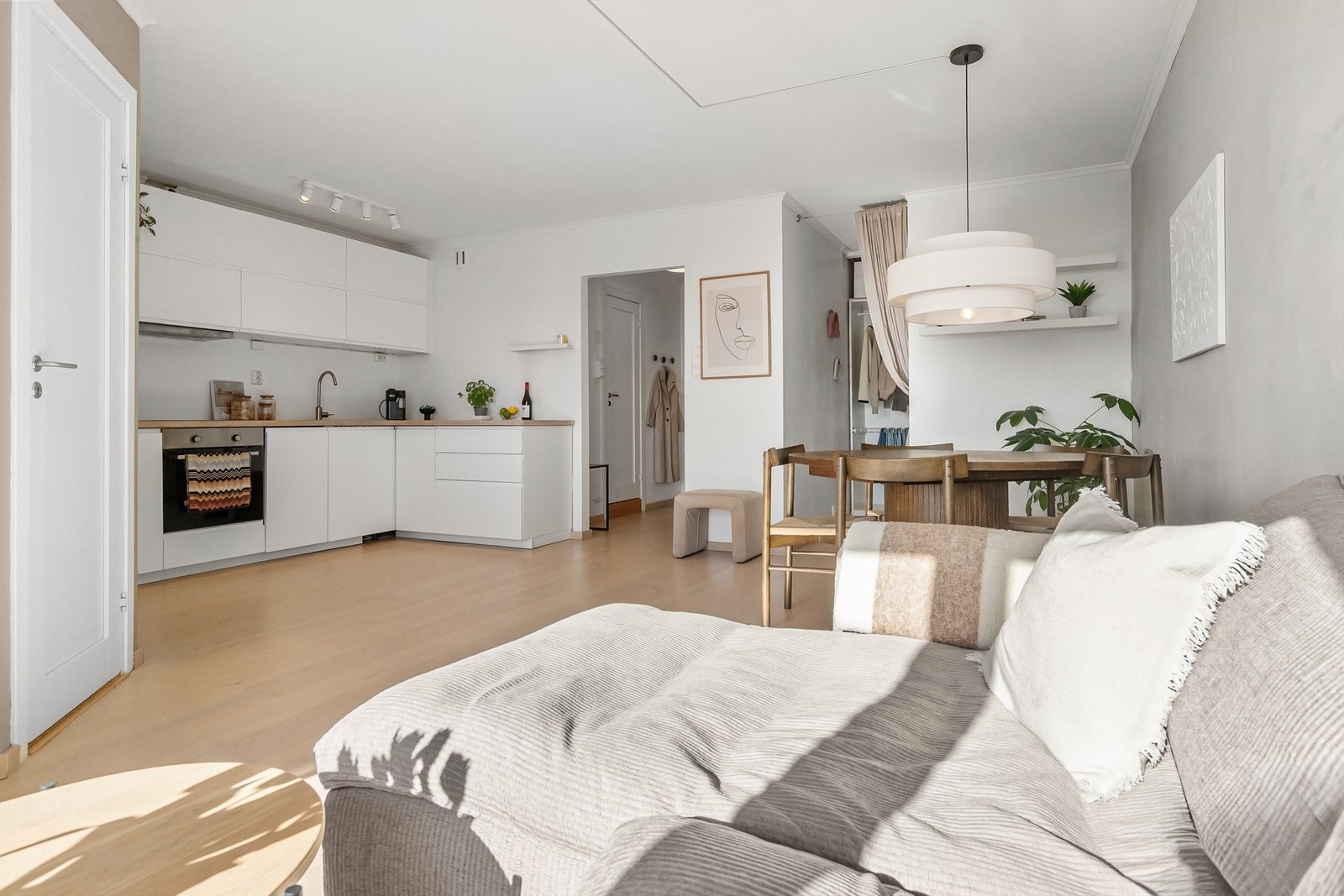 Leiligheten er innholdsrik og byr på en god planløsning. Moderne kjøkken og bad fra 2017 Galleribilde