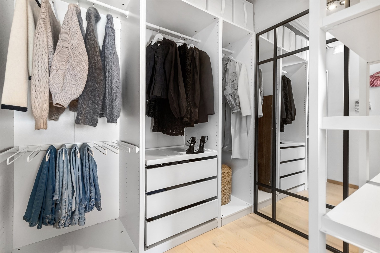 Dette rommet har mange bruksmuligheter etter eget behov. Rommet er opprinnelig bygd som en alkove og kan brukes som gjesterom, garderoberom eller kontor Galleribilde