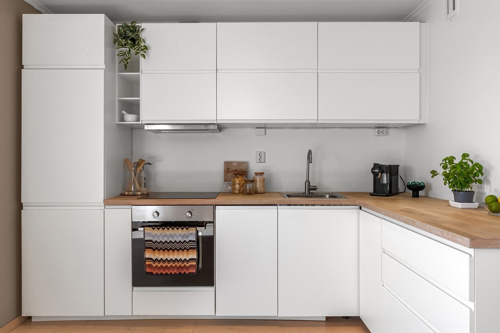 Godt utstyrt med integrerte hvitevarer som stekeovn, induksjonstopp, oppvaskmaskin og kjøleskap med fryser Galleribilde