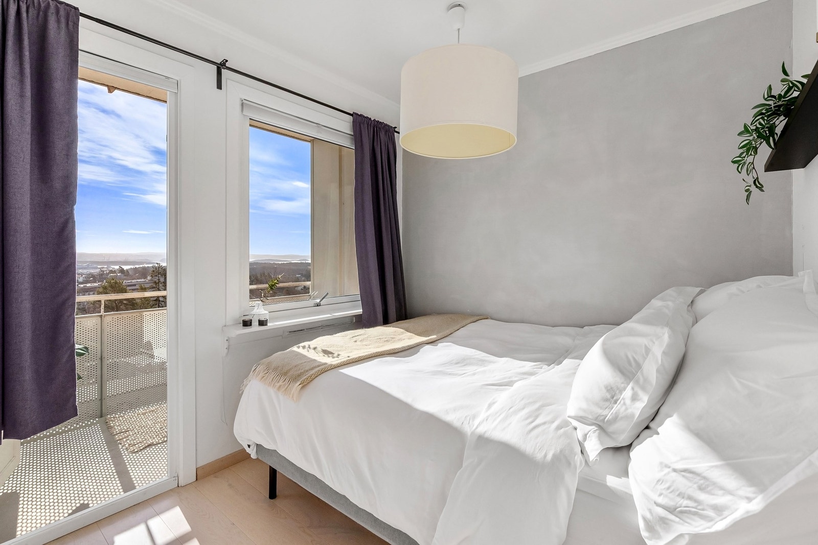 Lyst og fint soverom med utgang til solrik balkong Galleribilde