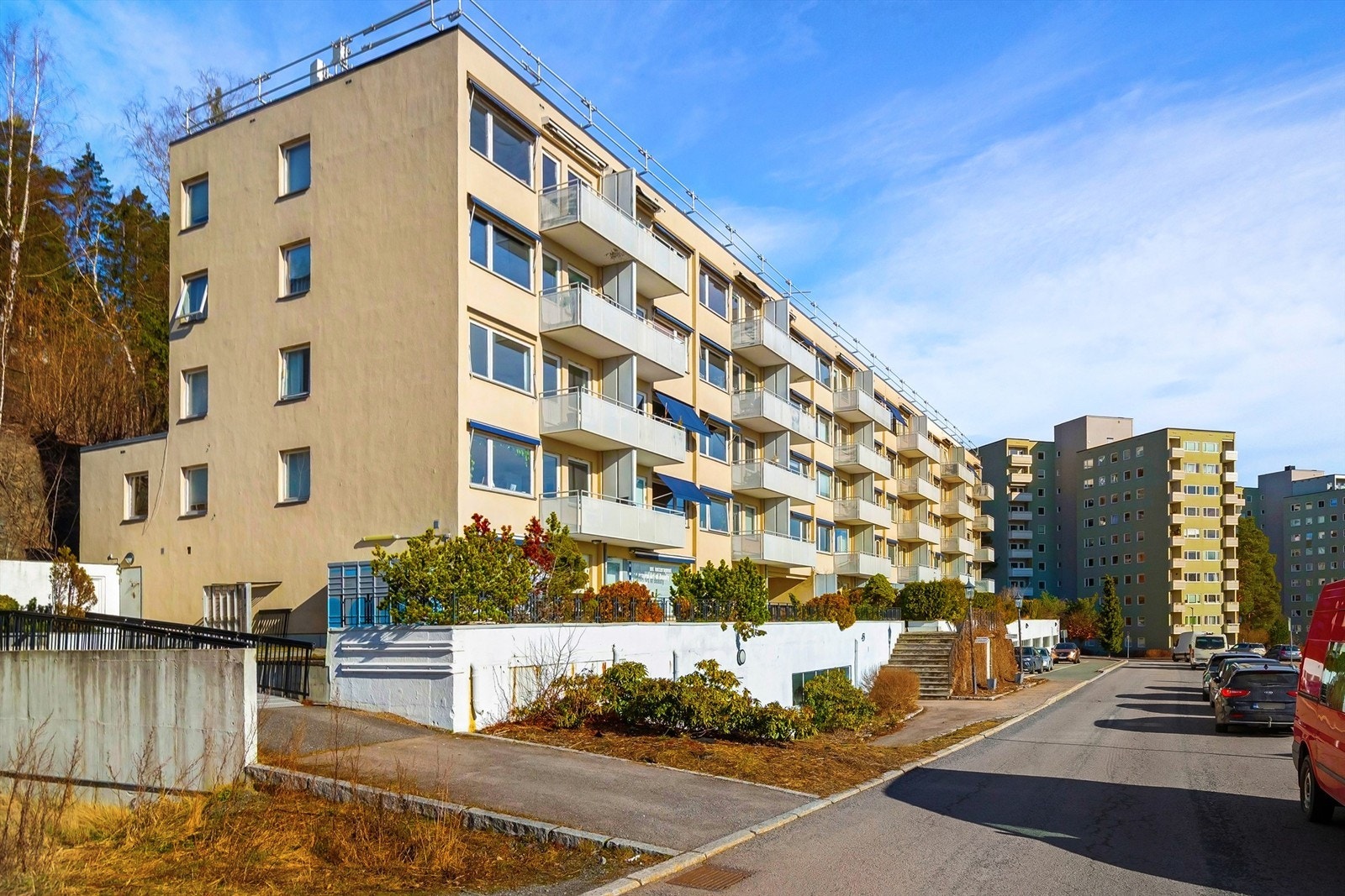 Det bygges felles takterrasse i aksjelaget (ferdig finansiert). Heisen i bygget ble fornyet i 2025. Det er muligheter for leie av garasjeplass i felles garasjeanlegg under bygget Galleribilde