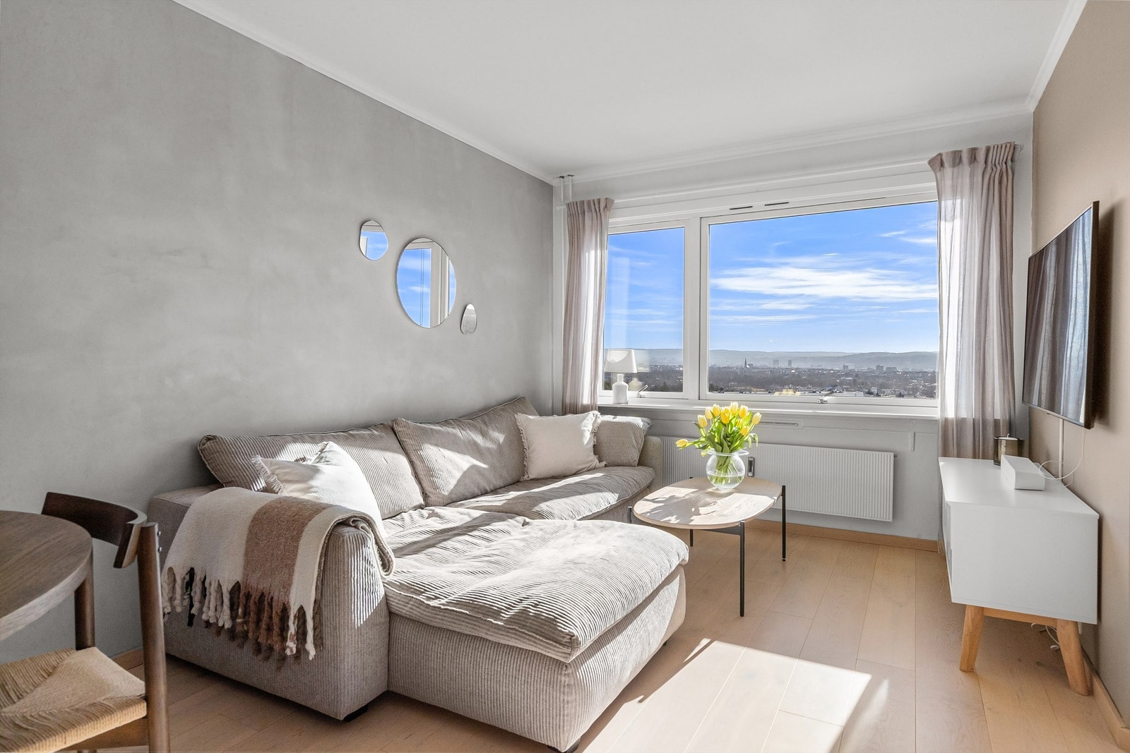 Varmtvann og oppvarming er inkludert i fellesutgiftene. I tillegg til grunnpakke for tv og internett Galleribilde