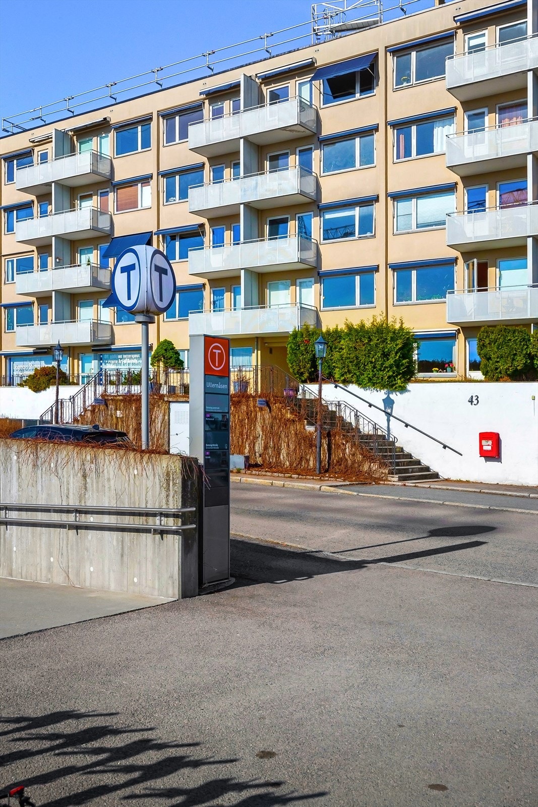 T-bane stasjonen ligger rett utenfor og tar deg inn til Oslo sentrum på noen få minutter. Den går også til Bekkestua sentrum den andre retningen Galleribilde