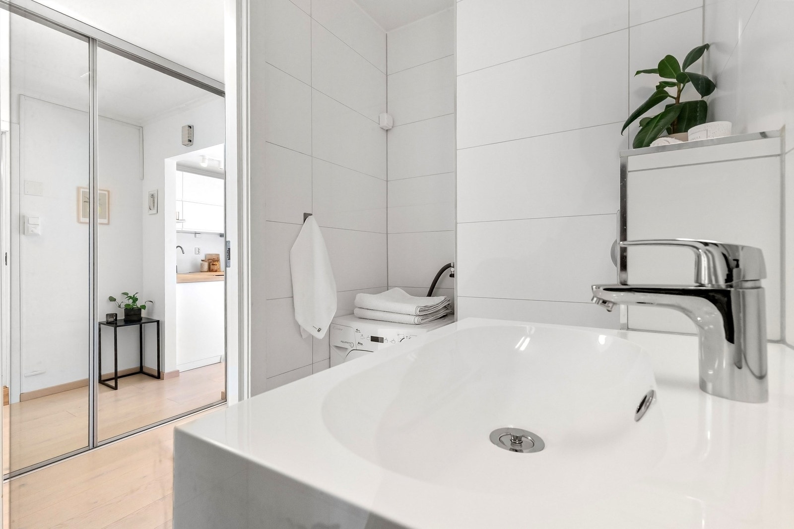 Baderommet har opplegg for vaskemaskin Galleribilde