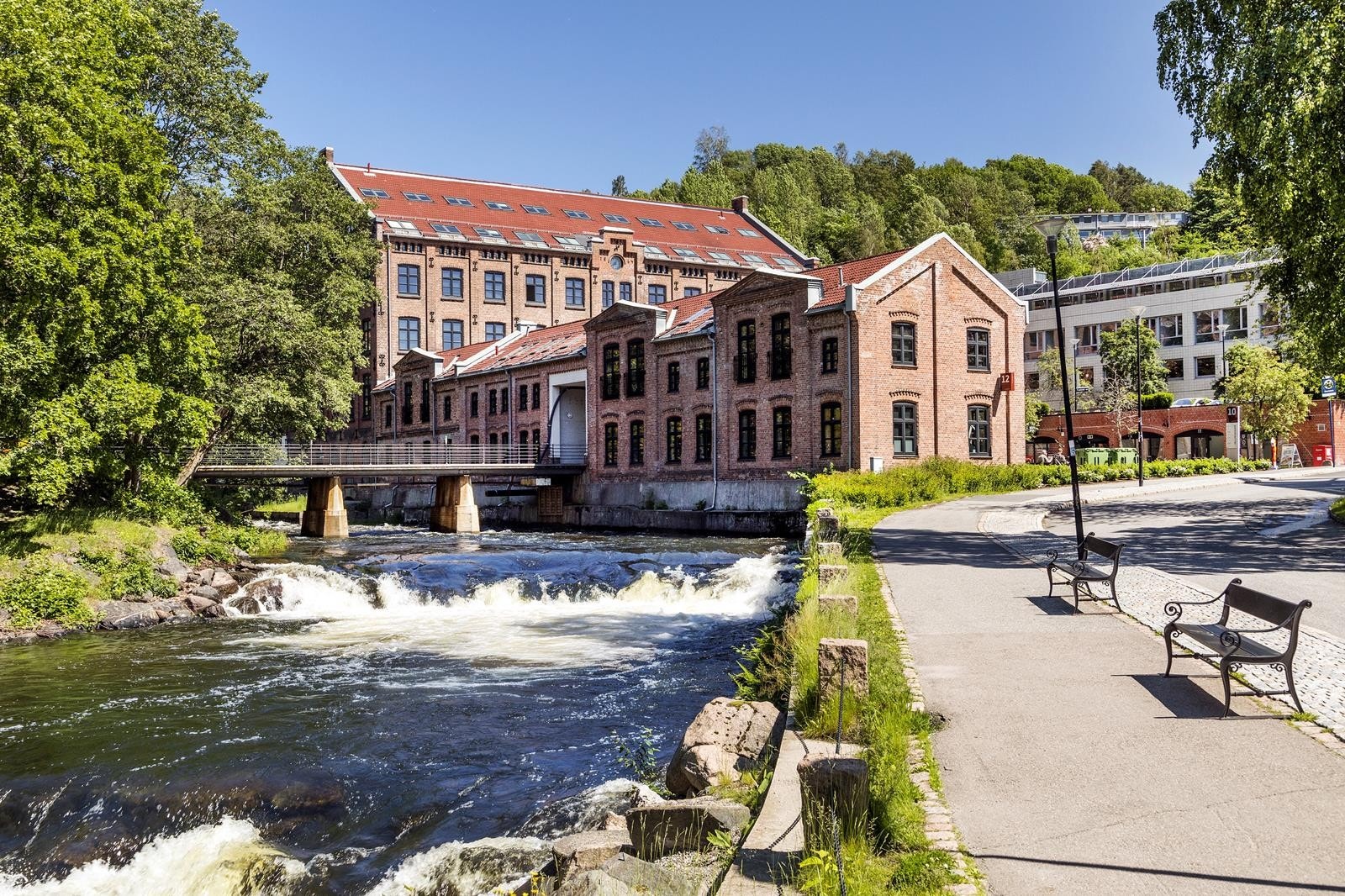 Ved, og delvis under bygningen renner Akerselven med gode tur og rekreasjonsmuligheter Galleribilde