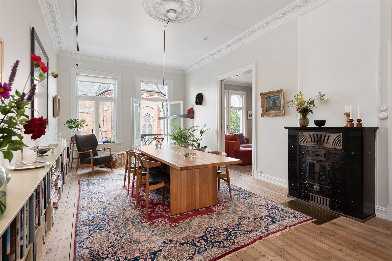 Leiligheten disponerer hele fire boder og en stor bod (garasje) i felles rekke Galleribilde