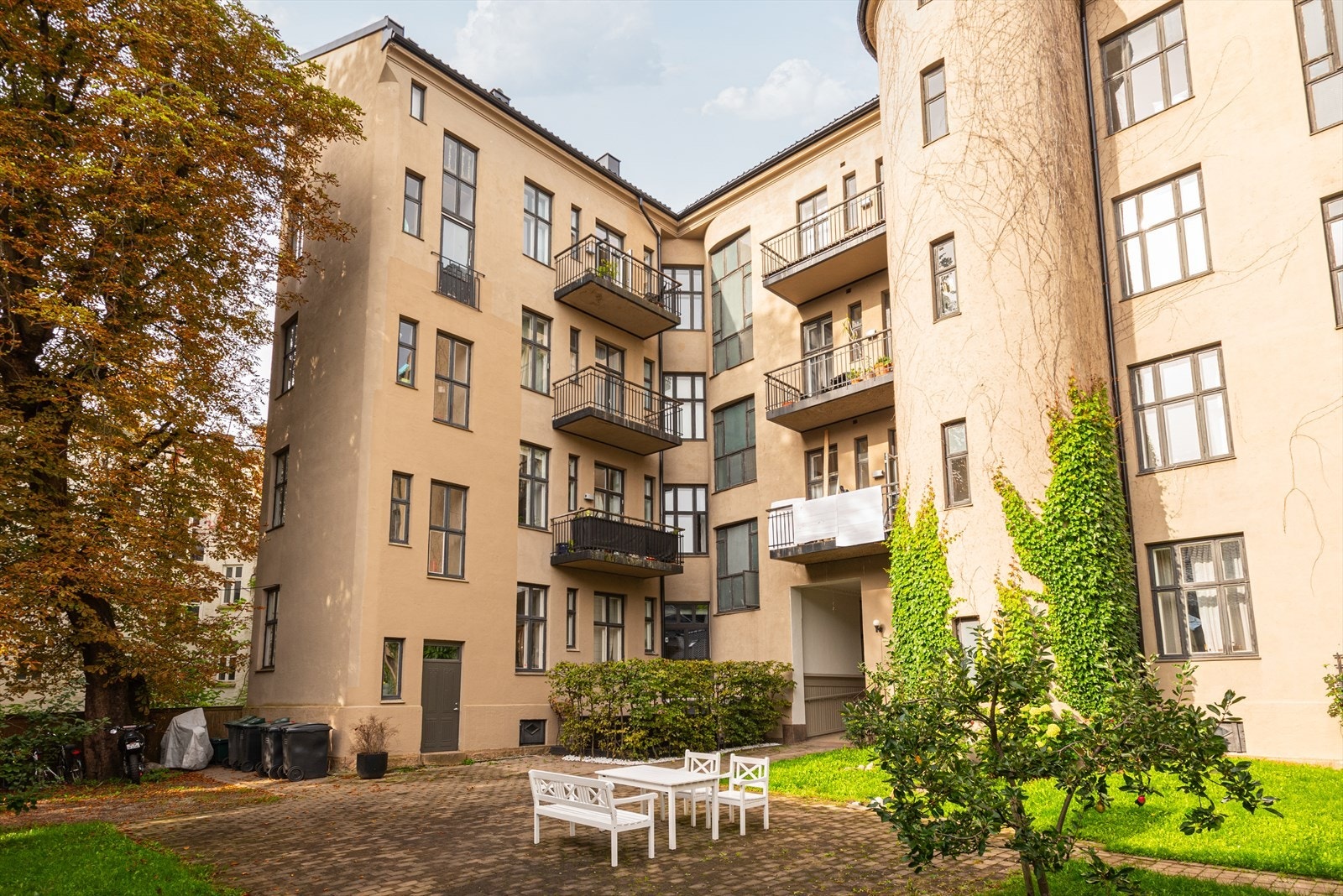 Ærverdig bygård tegnet av arkitekt Oscar Marinius Dehkes Galleribilde