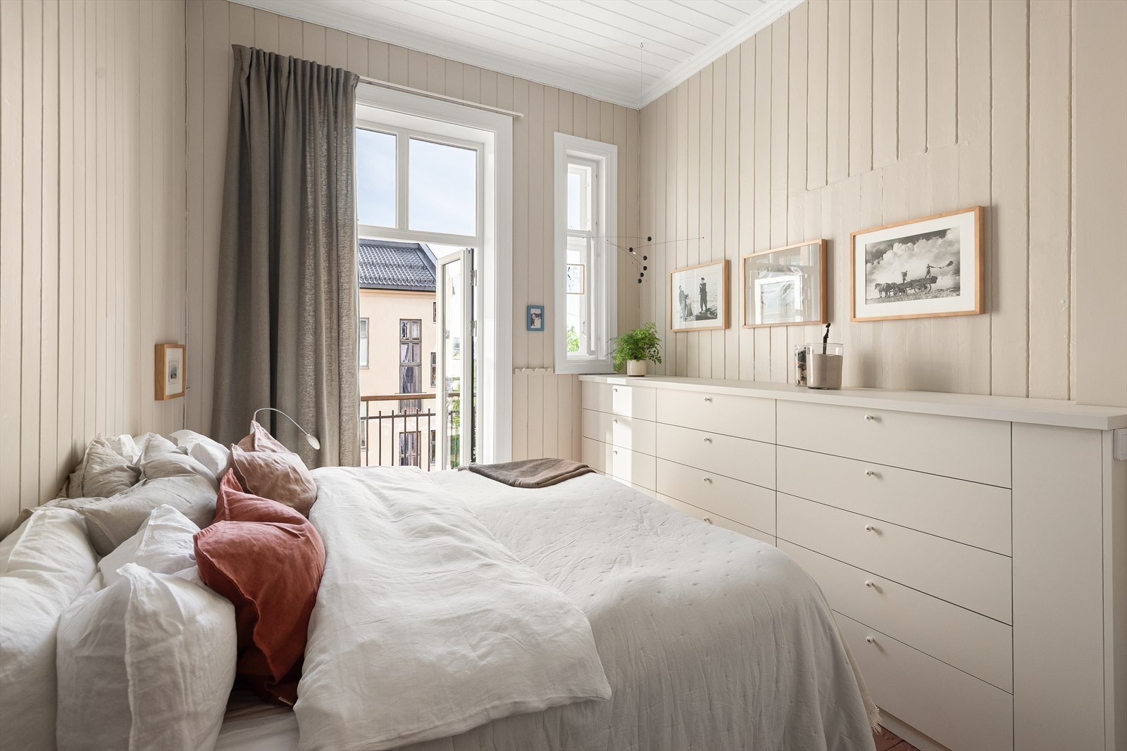 Åpner du glassdøren i enden av hovedsoverommet kommer du ut til boligens andre balkong på ca. 5 m² - Selger har fått utarbeidet skisser for mer garderobeinnredning på soverommene samt i gangen ved baktrappen som kan fremvises ved ønske Galleribilde