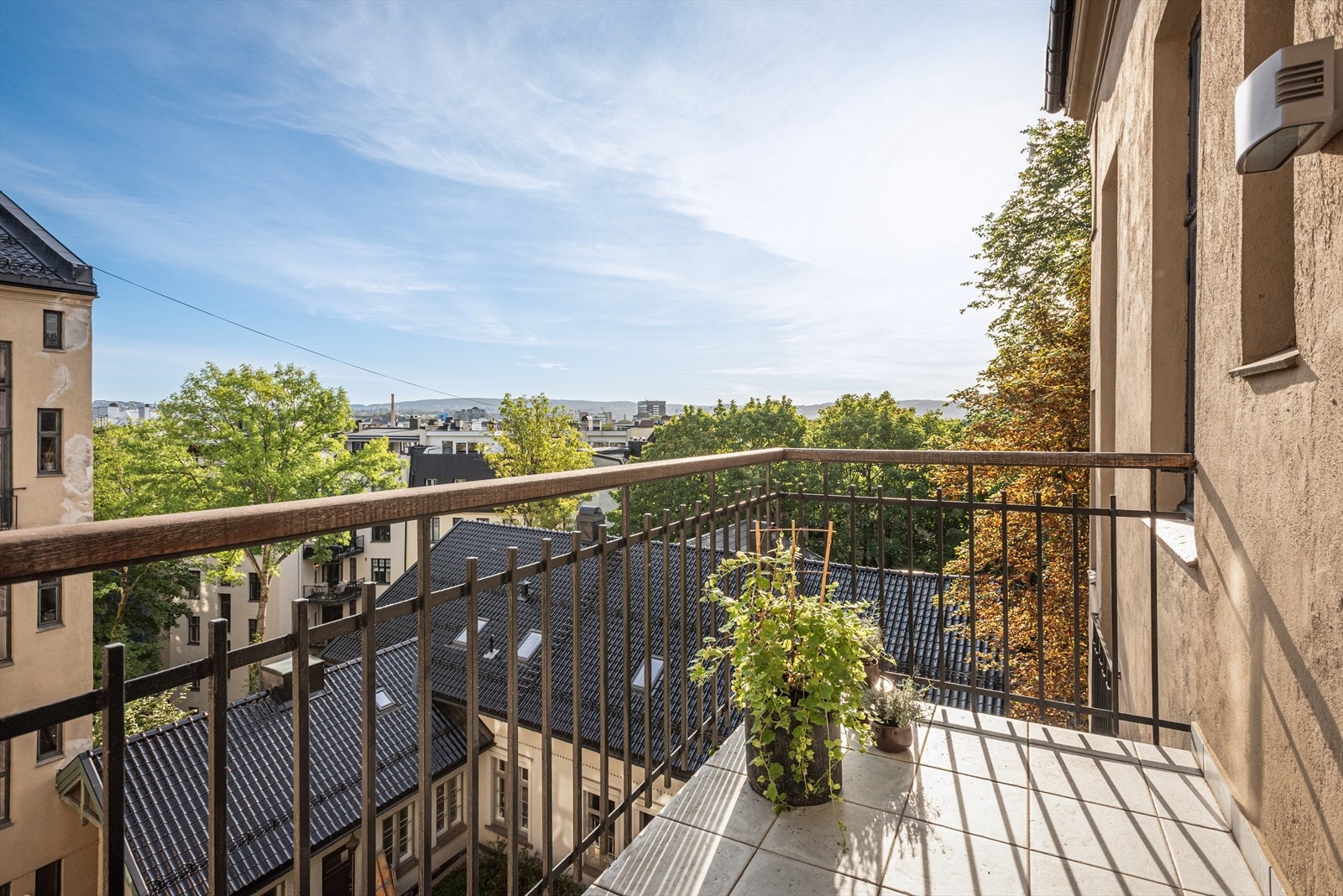 Åpner du glassdøren i enden av hovedsoverommet kommer du ut til boligens andre balkong på ca. 5 m² - Balkongen vender mot nordøst og har plass til et bord, stoler og dekorative planter Galleribilde