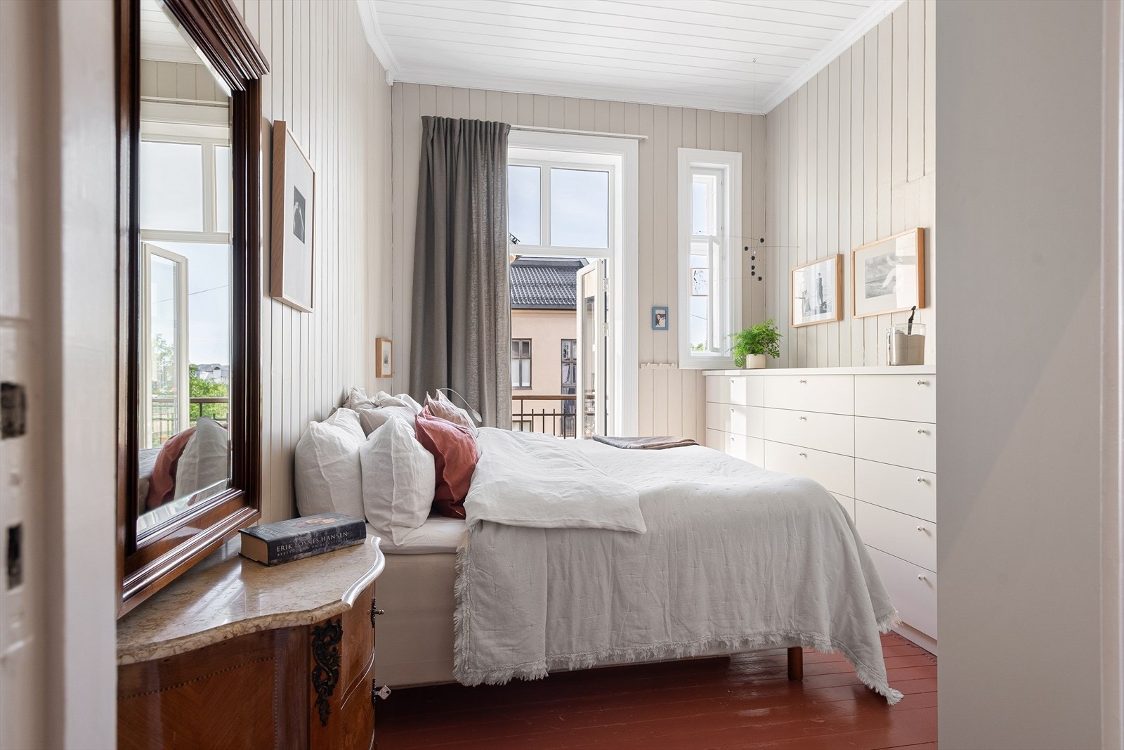 Leiligheten har to innbydende soverom - Hovedsoverommet har plass til en dobbeltseng, nattbord og diverse møblement/garderobeinnredning Galleribilde