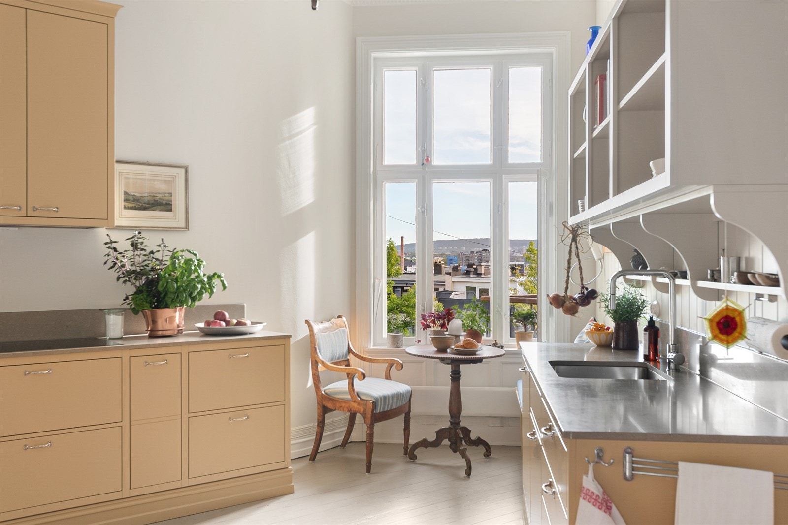 Innredningen er snekkertilpasset og består av kjøkkeninnredning med glatte fronter, benkeplate i steinkompositt med underlimt kum i rustfritt stål samt steinkompositt på vegg over benkeskap Galleribilde