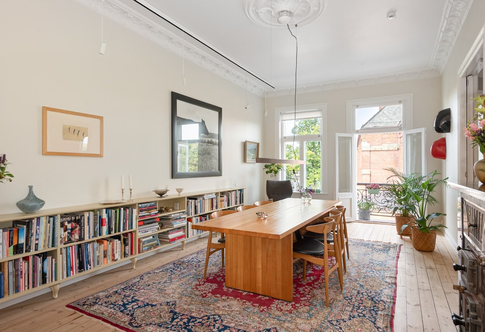 Spisestuen har heltregulv, lysmalte vegger og himling prydet med original stukkatur og rosett Galleribilde