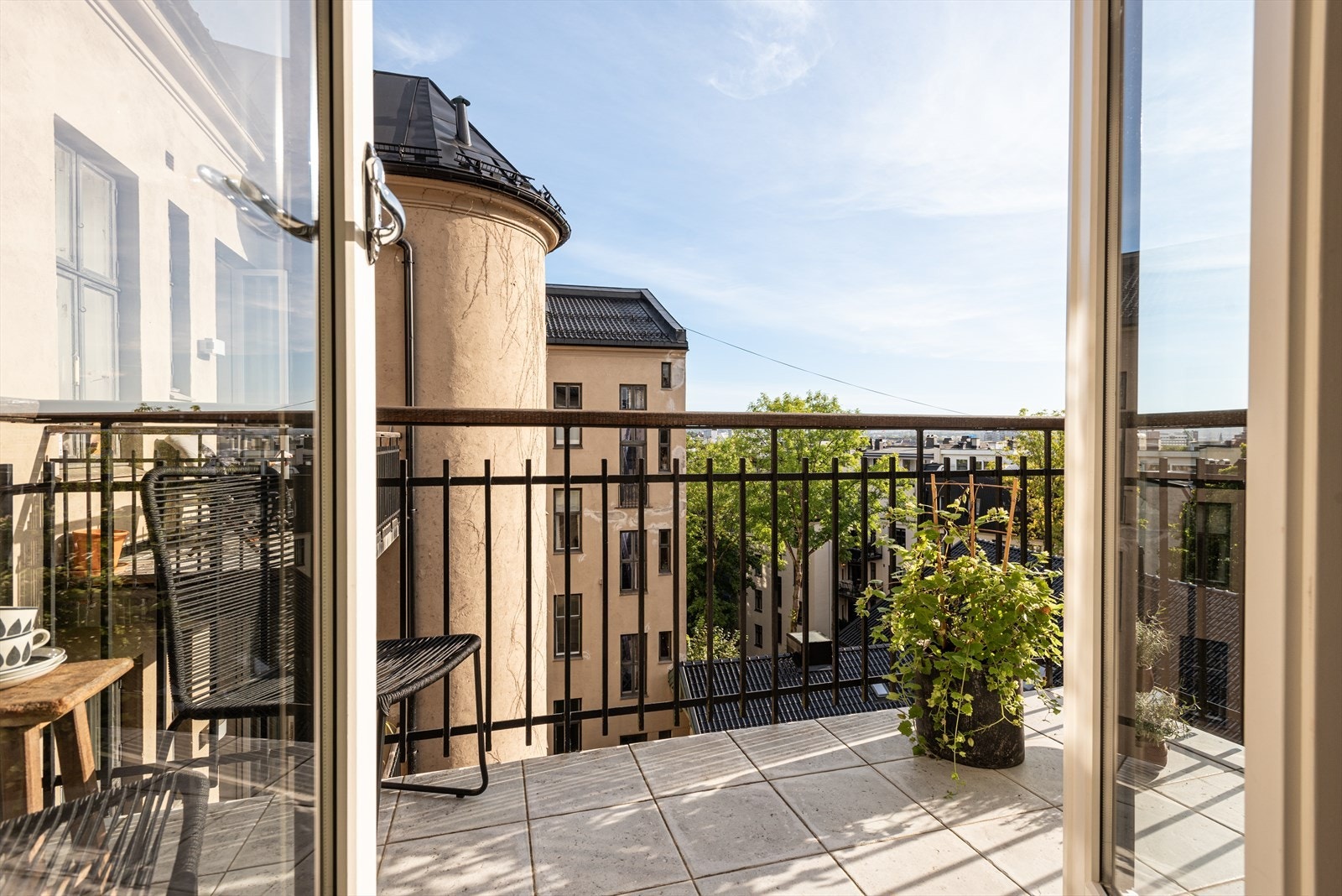 Rekkverket er av smijern og det er lagt fliser på gulv - Balkongen er utstyrt med utebelysning og stikkontakt på vegg Galleribilde