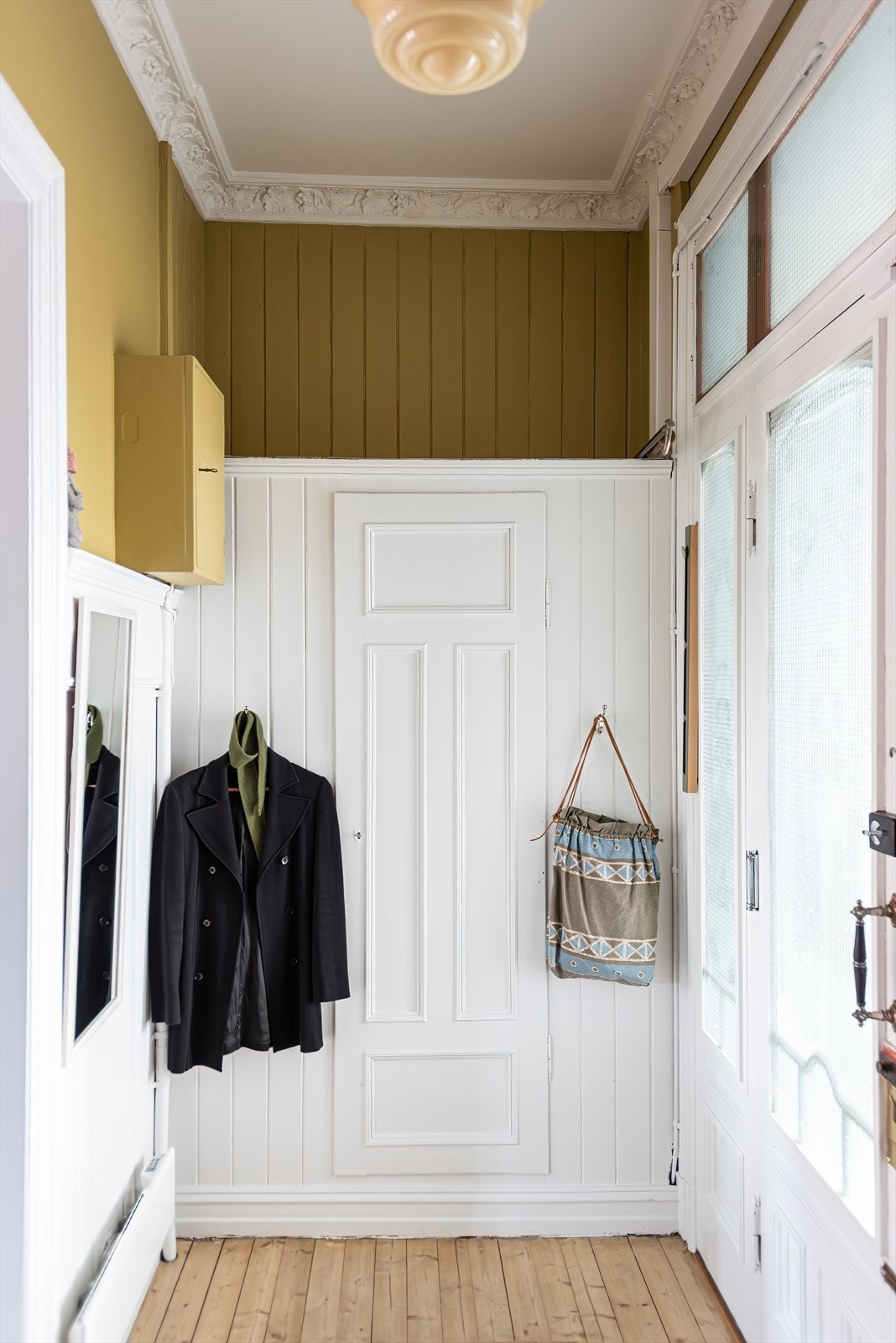 Overflater er utført med originalt heltregulv, vegger av malt trepanel og original stukkatur i himling Galleribilde