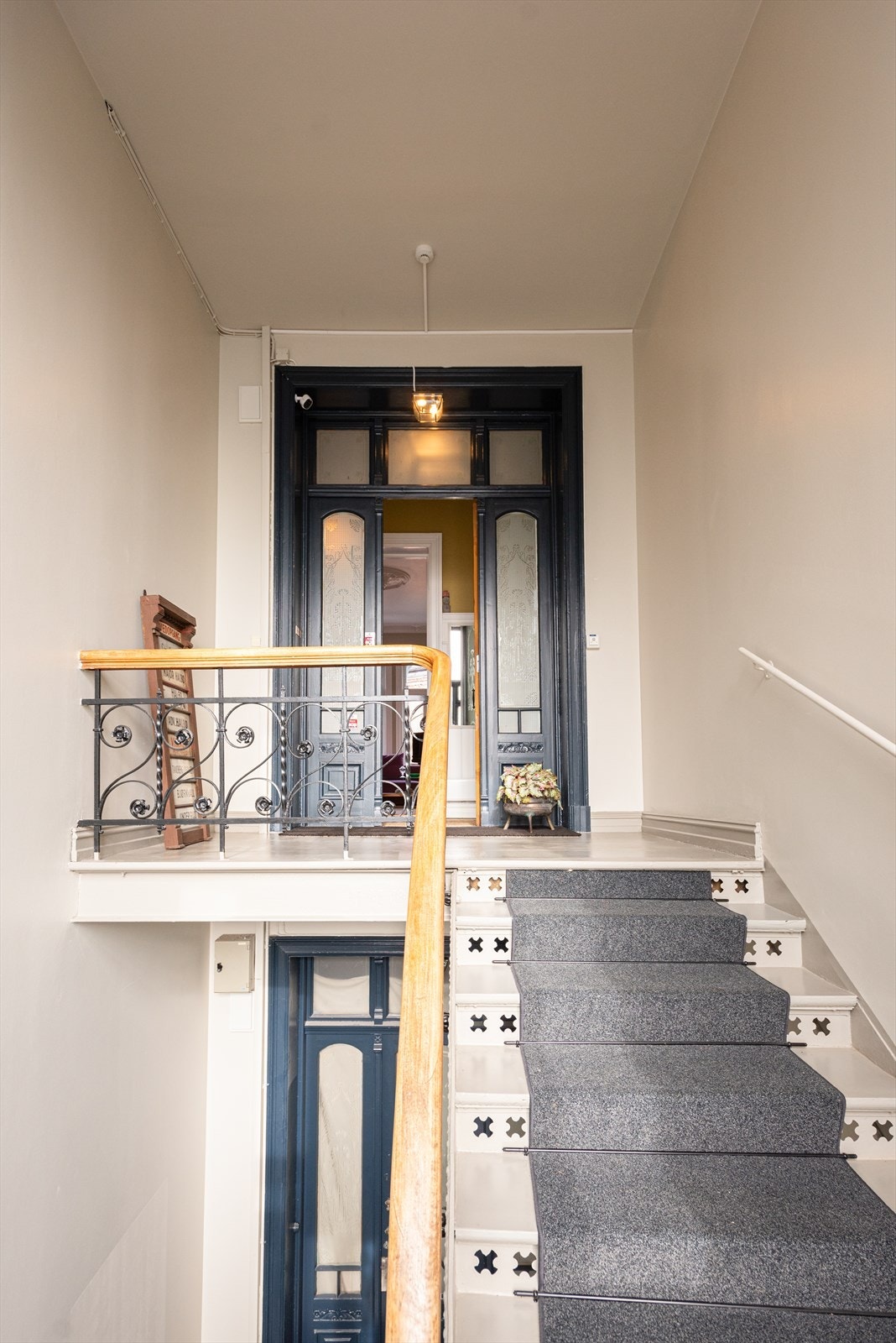 Entreen har ytterdør med lås og glassfelt fra byggeår og callinganlegg Galleribilde