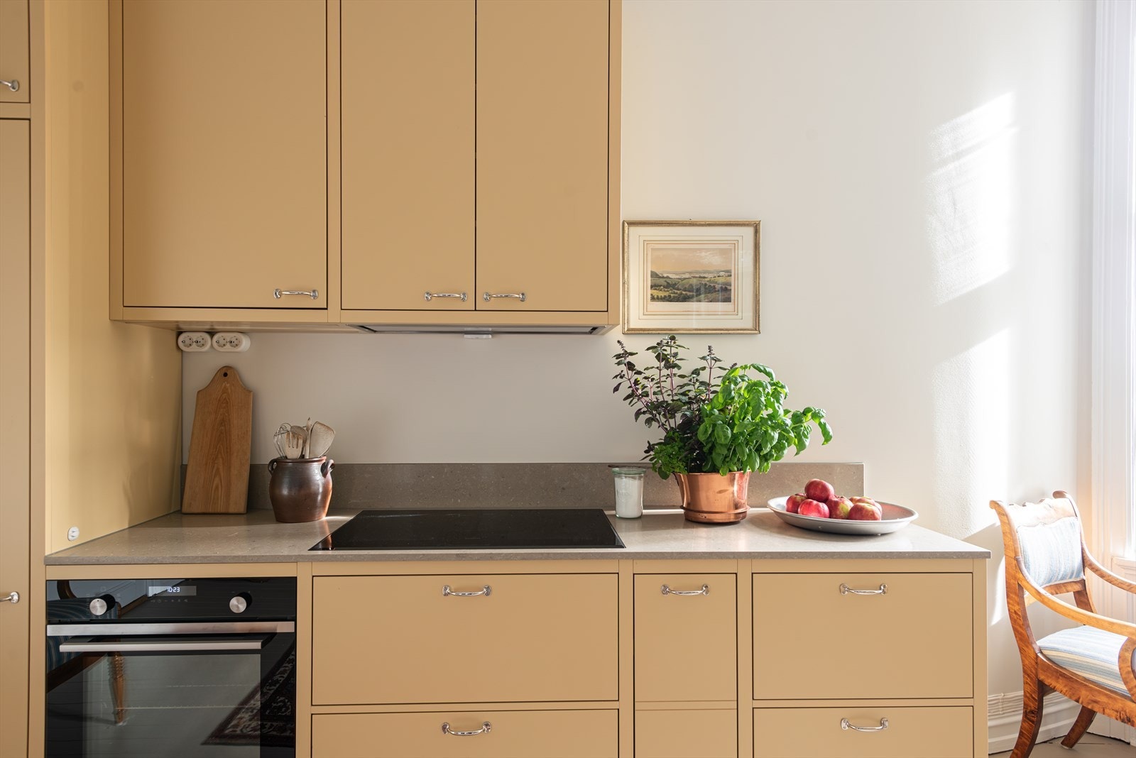 Integrerte hvitevarer omfatter induksjonstopp, stekeovn, oppvaskmaskin og kjøl/frys. Det er kullfilterventilator - Automatisk vannstopper og komfyrvakt er montert Galleribilde