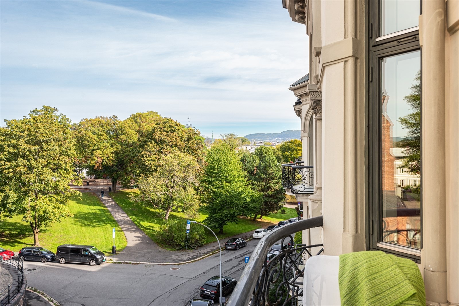 Leiligheten har en attraktiv vestvendt beliggenhet, ligger høyt og luftig på en kolle rett bak Uranienborg kirke, og byr på svært gode solforhold Galleribilde