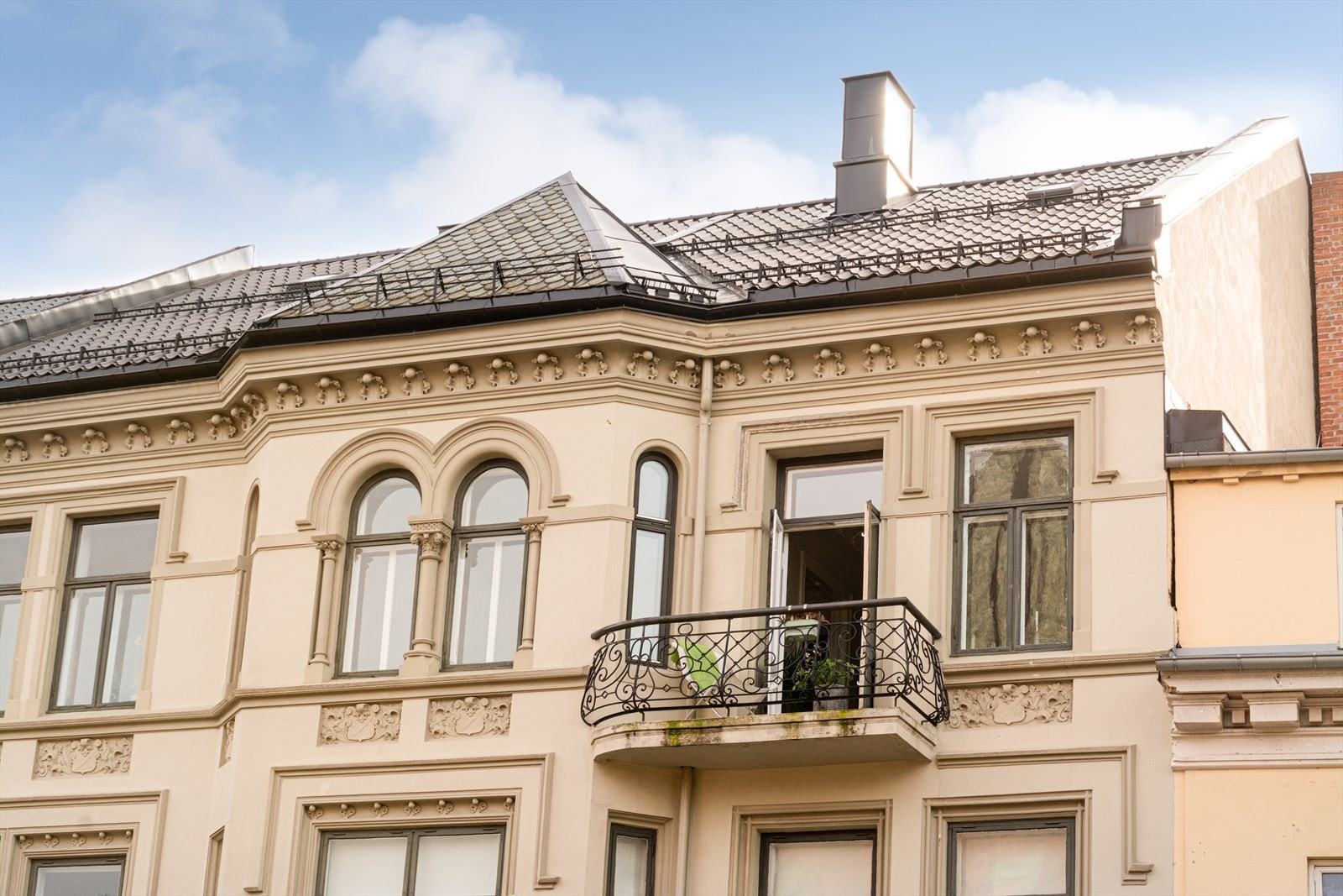 En toppleilighet på 130 m² i en klassisk bygård beliggende i én av Oslos vakreste gater Galleribilde