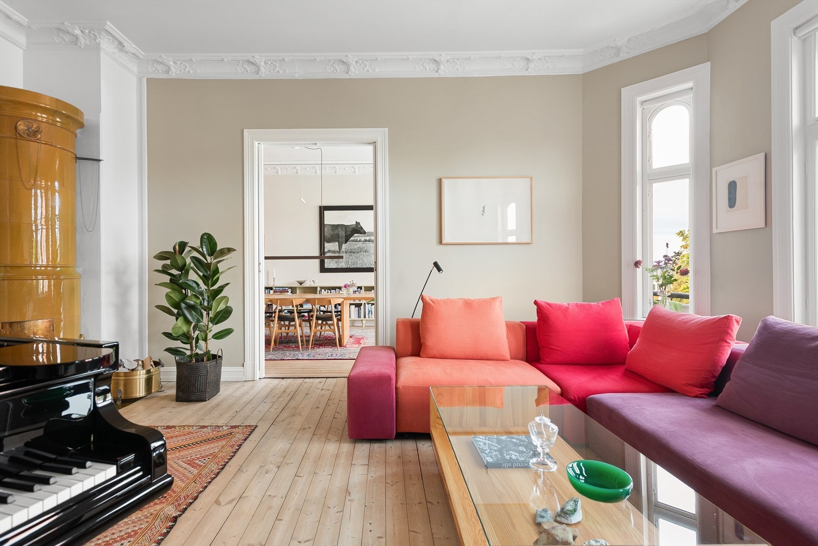 Stuen er meget sosial og innbydende, og har originalt heltregulv og klassiske detaljer som stukkaturer, rosett, doble fløydører og en antikk kakkelovn Galleribilde