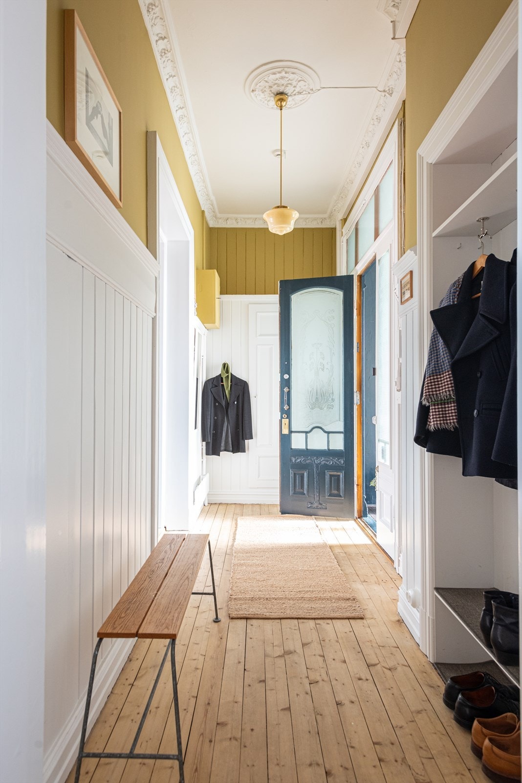 Leiligheten har en romslig entré med generøs takhøyde - Entreen har et plassbygd skap med god oppbevaringsplass til yttertøyet Galleribilde