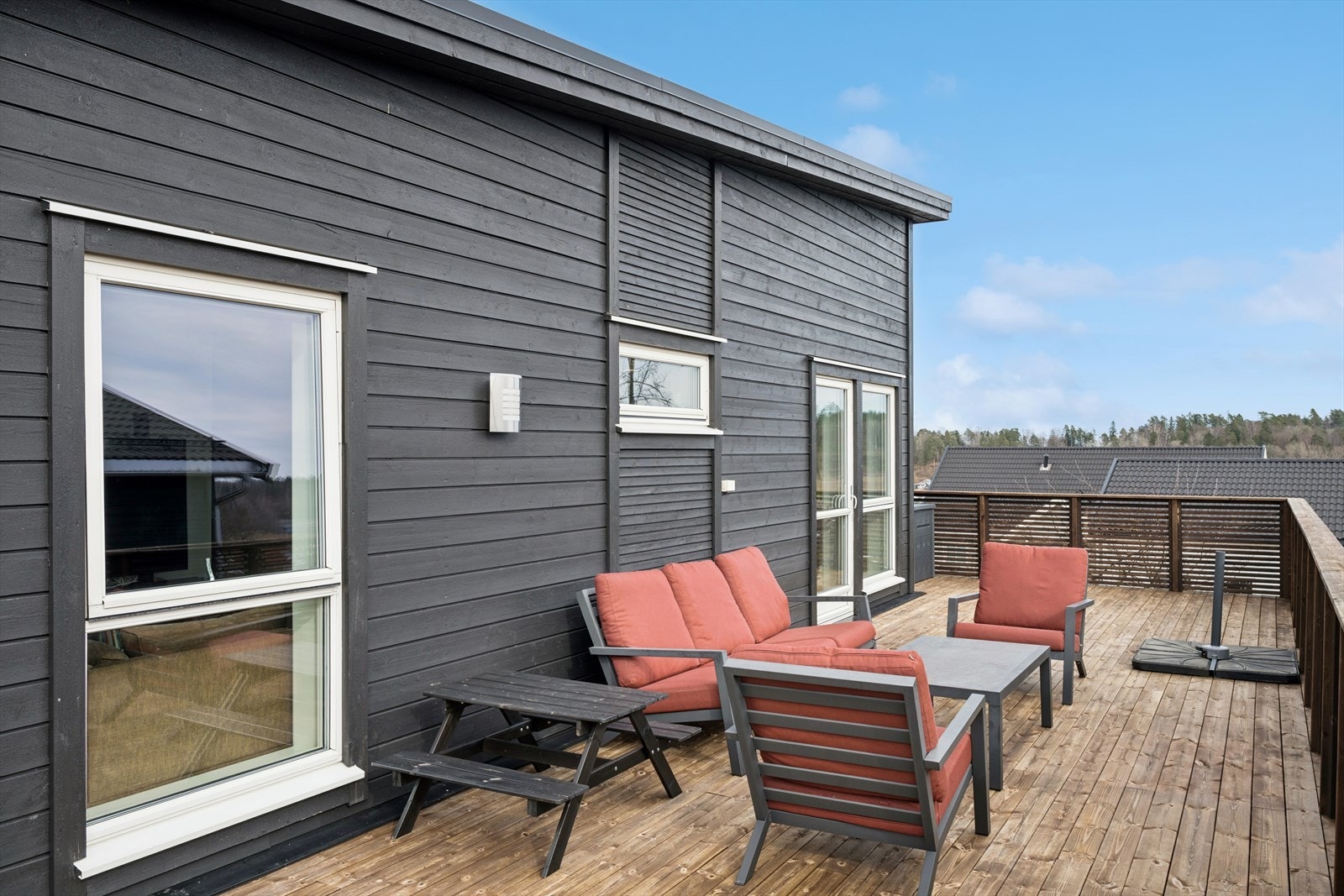 Hyggelig enebolig med kort vei til skog og vann. Galleribilde