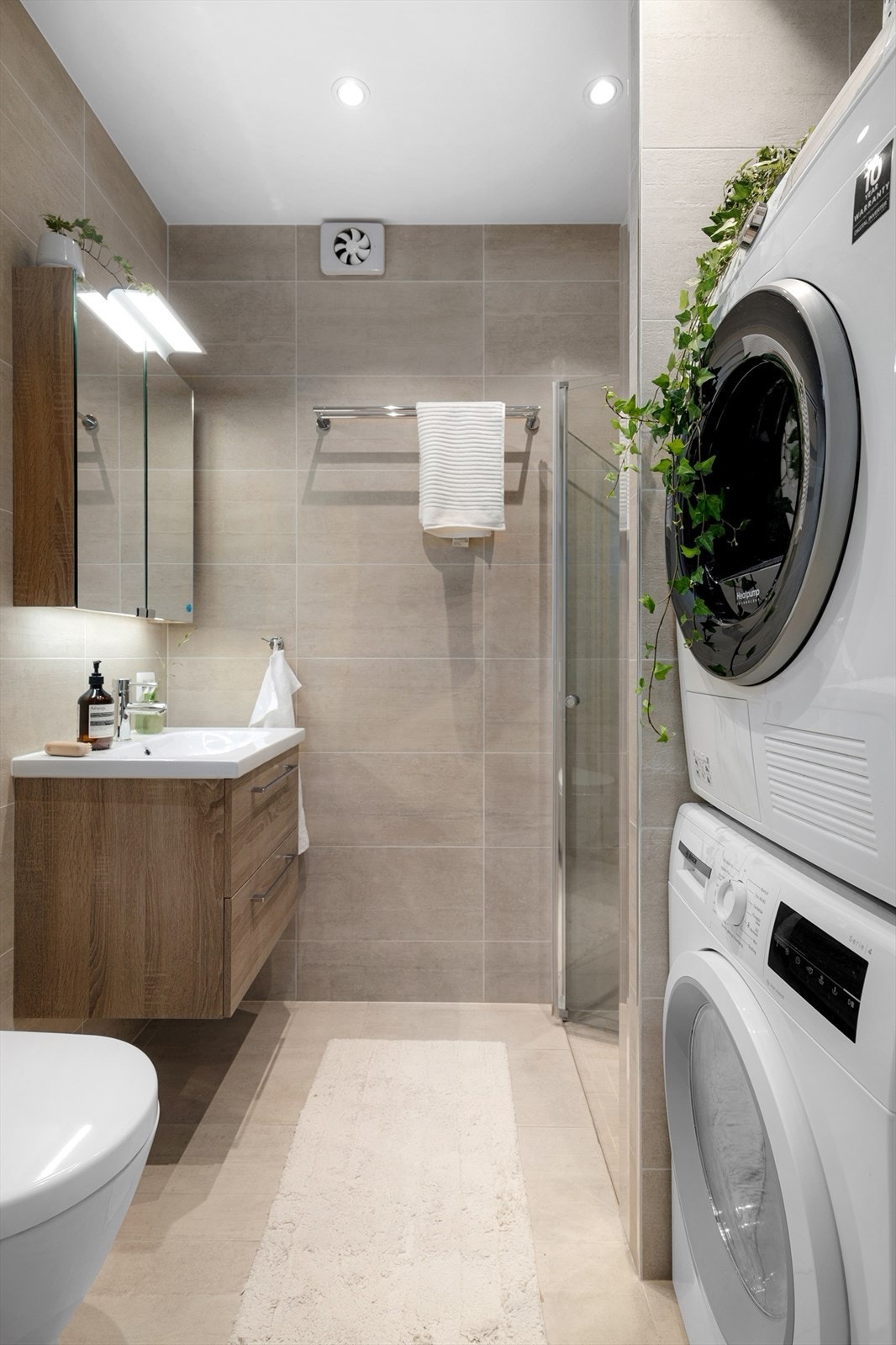 Det lekre baderommet er kvadratsmart innredet og ble oppusset i 2020. Galleribilde