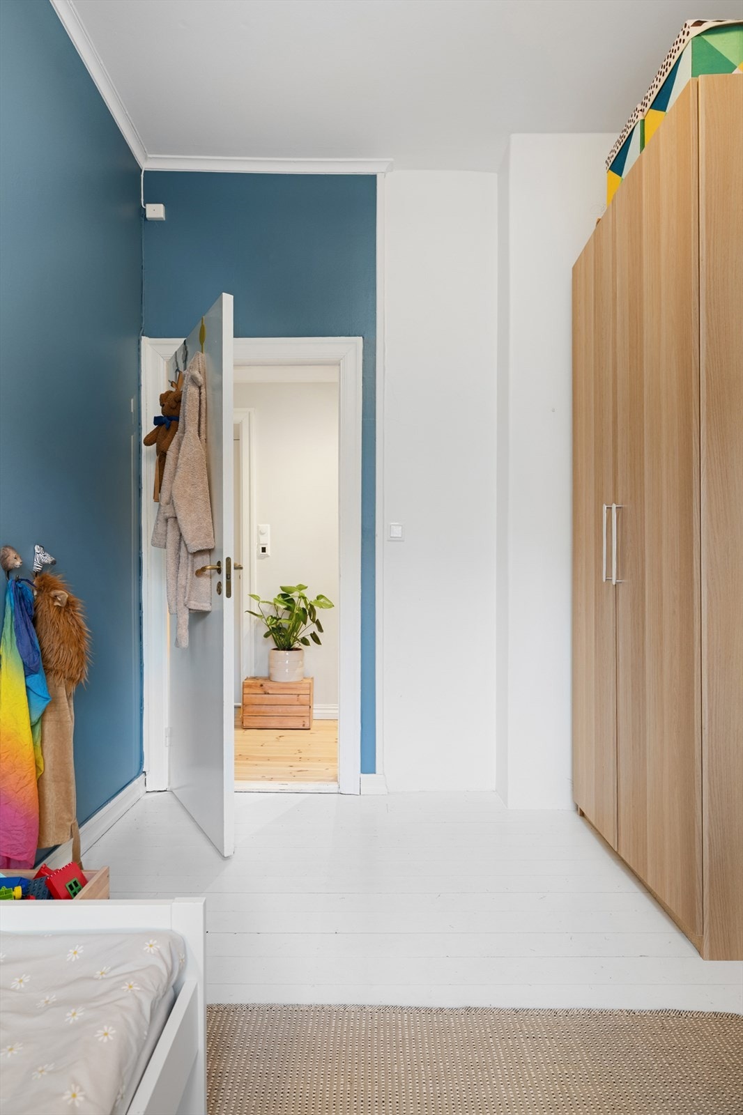 Begge soverommene har ekstra god takhøyde. Takhøyden varierer fra ca. 2,47 - 3,05 M i leiligheten. Galleribilde