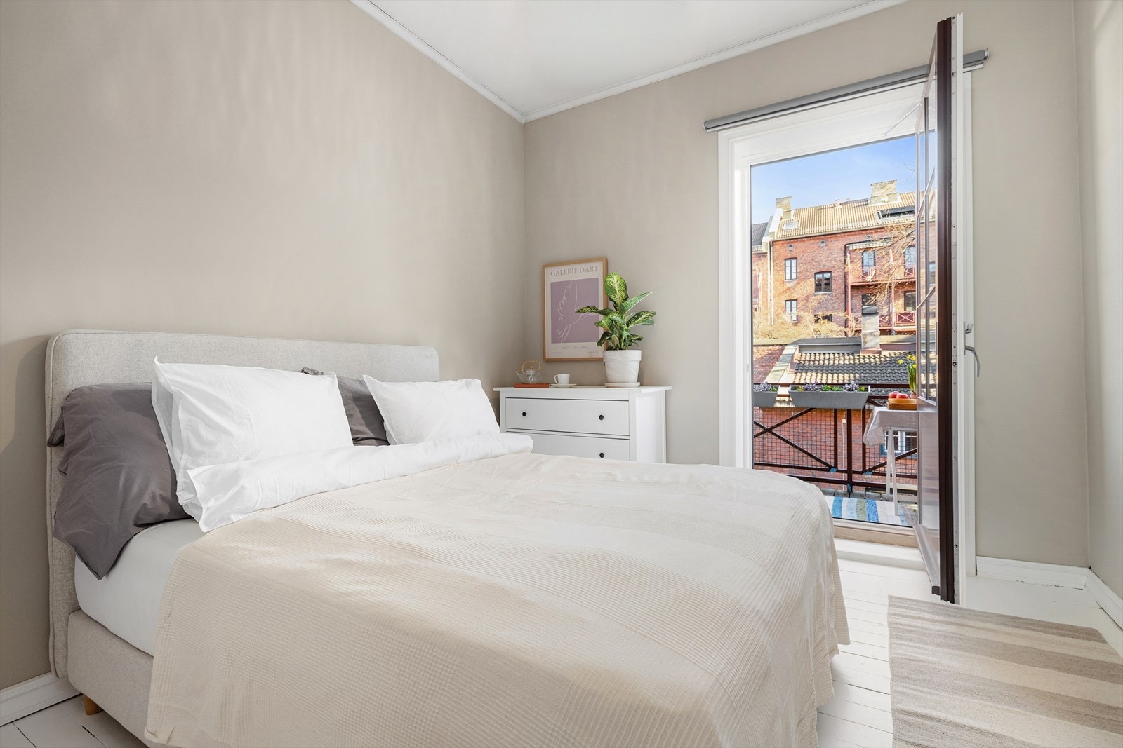 Hovedsoverommet er deilig, svalt og har rikelig med plass. Galleribilde