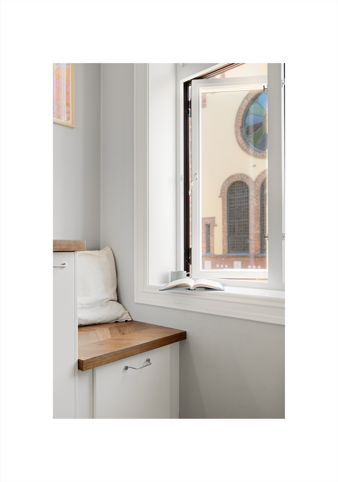 "Vi kjøpte leiligheten fordi den har veldig god stemning, store luftige rom, ingen gjenboere og utsikt til den vakre Tøyenkirken og over den praktfulle bakgården." Galleribilde