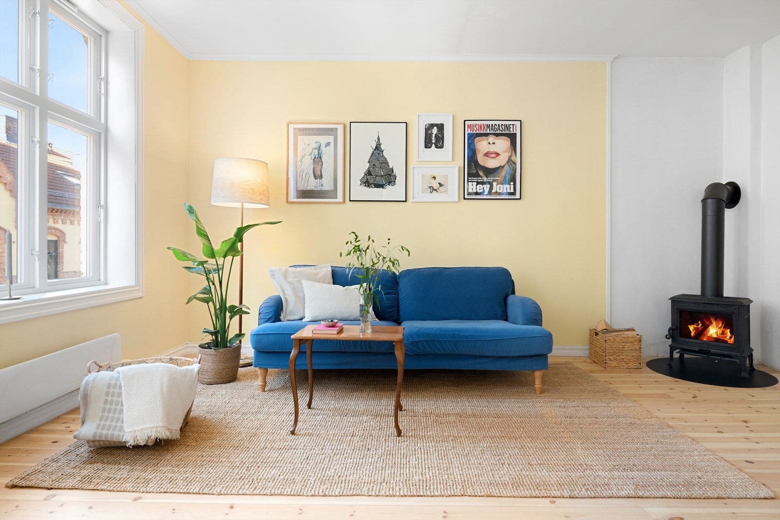 Sofagruppen finner sin naturlige plass ved vinduene. Galleribilde