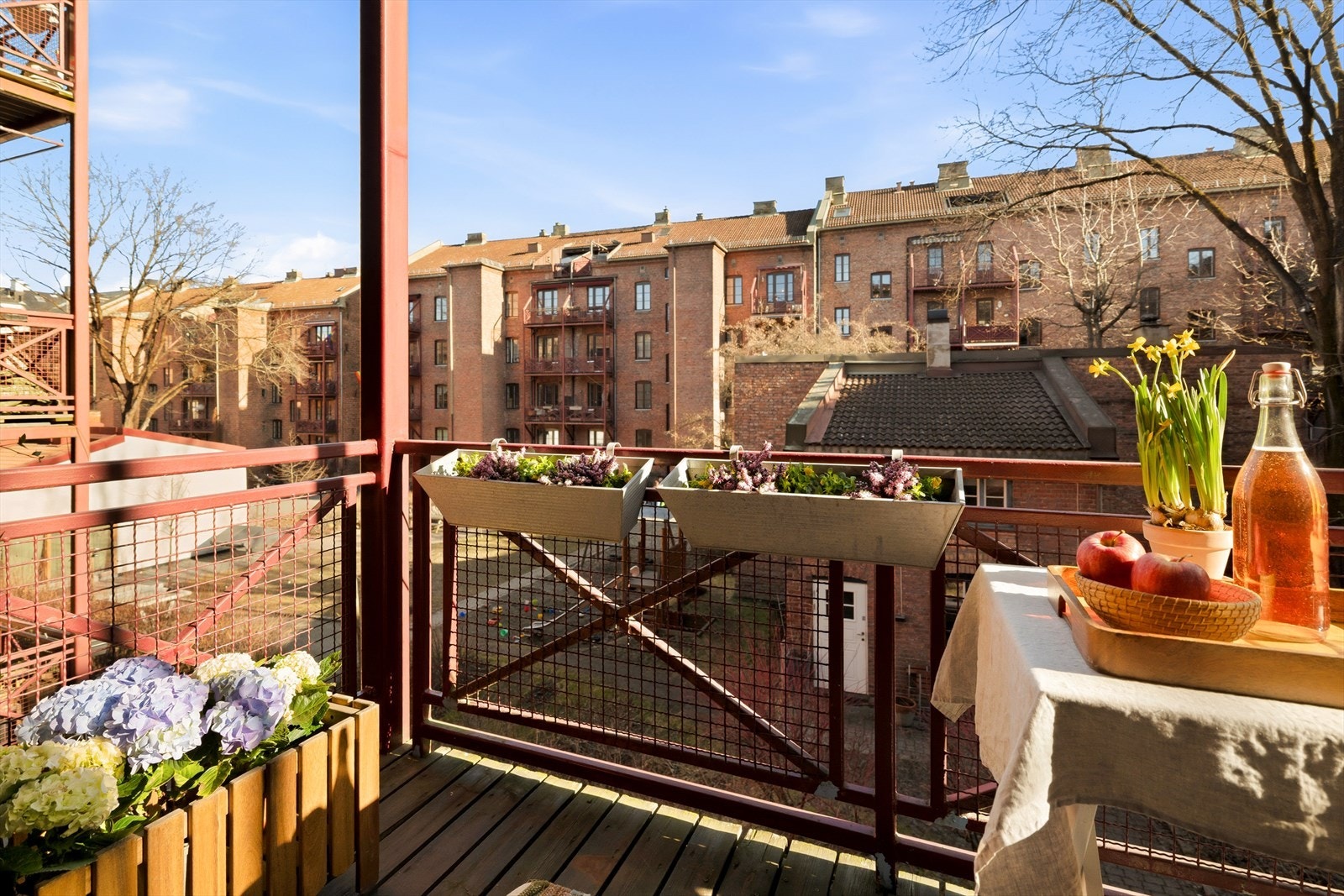 Det er god plass til flere balkongmøbler og frodige uteplanter. Galleribilde