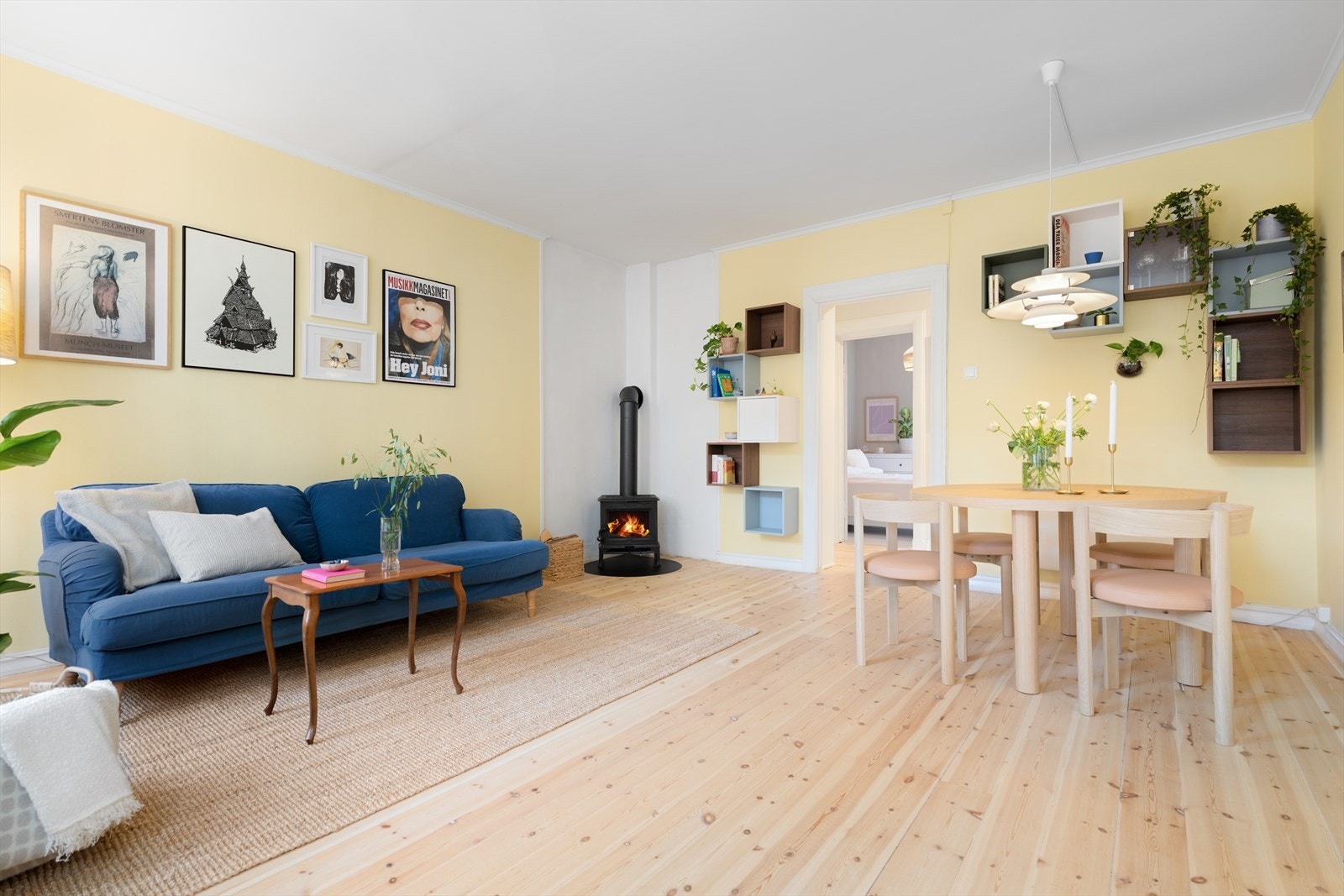 Med dørene åpne kan lyset flomme fritt gjennom leiligheten. Galleribilde