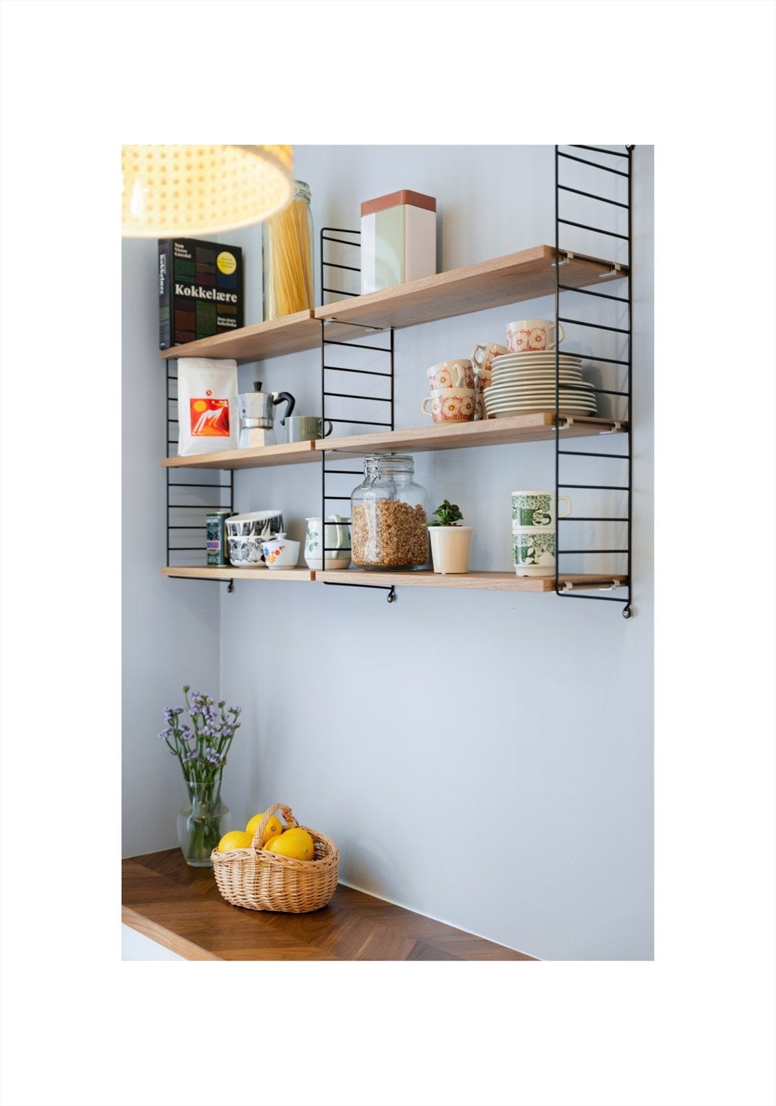 I STRING-hyllene kan de fineste kjøkkendetaljene plasseres. Galleribilde