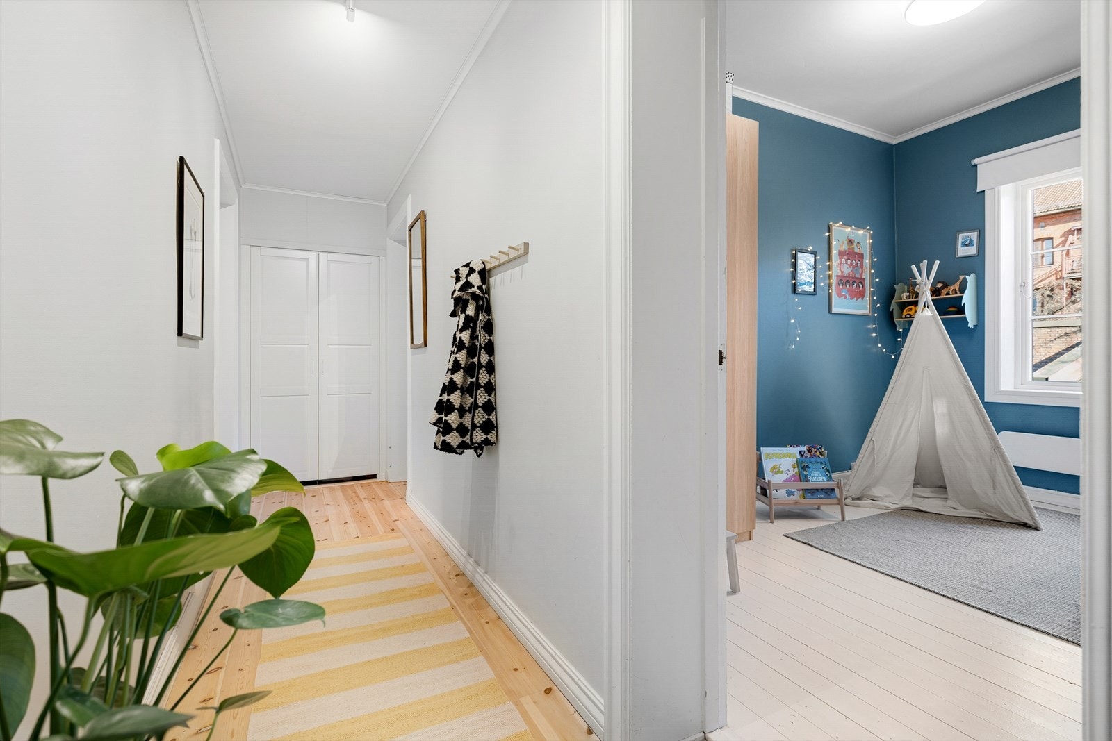 Velkommen inn! Inngangspartiet er lyst og inviterende med slipte furugulv og lysmalte overflater. Galleribilde