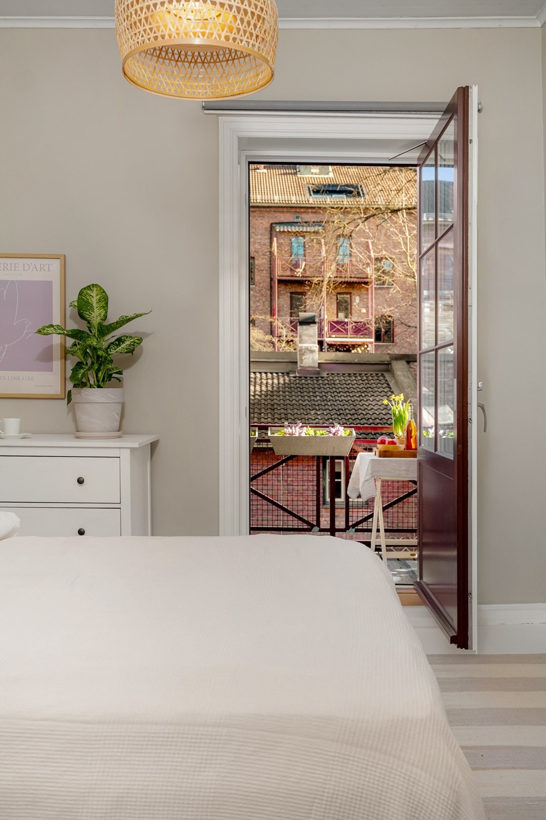 På sommerstid blir blir balkongen en herlig forlengelse av leiligheten. Galleribilde