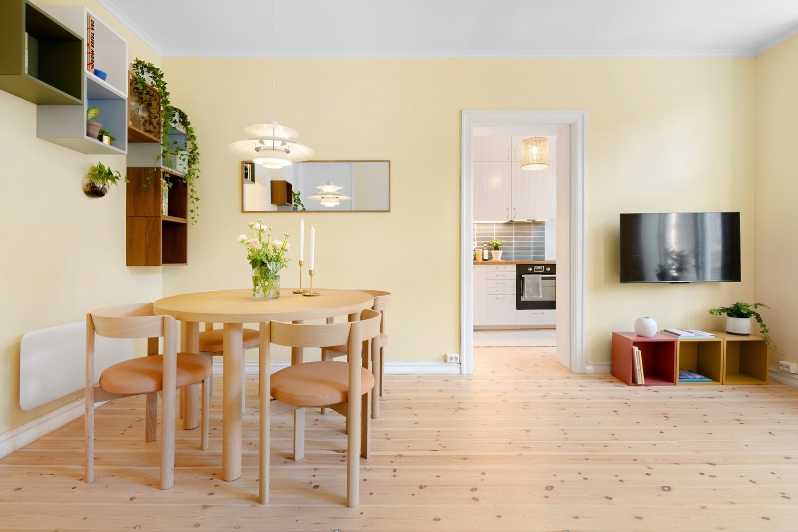 Kjøkkenet ligger lett tilgjengelig vegg i vegg med stuen. Galleribilde