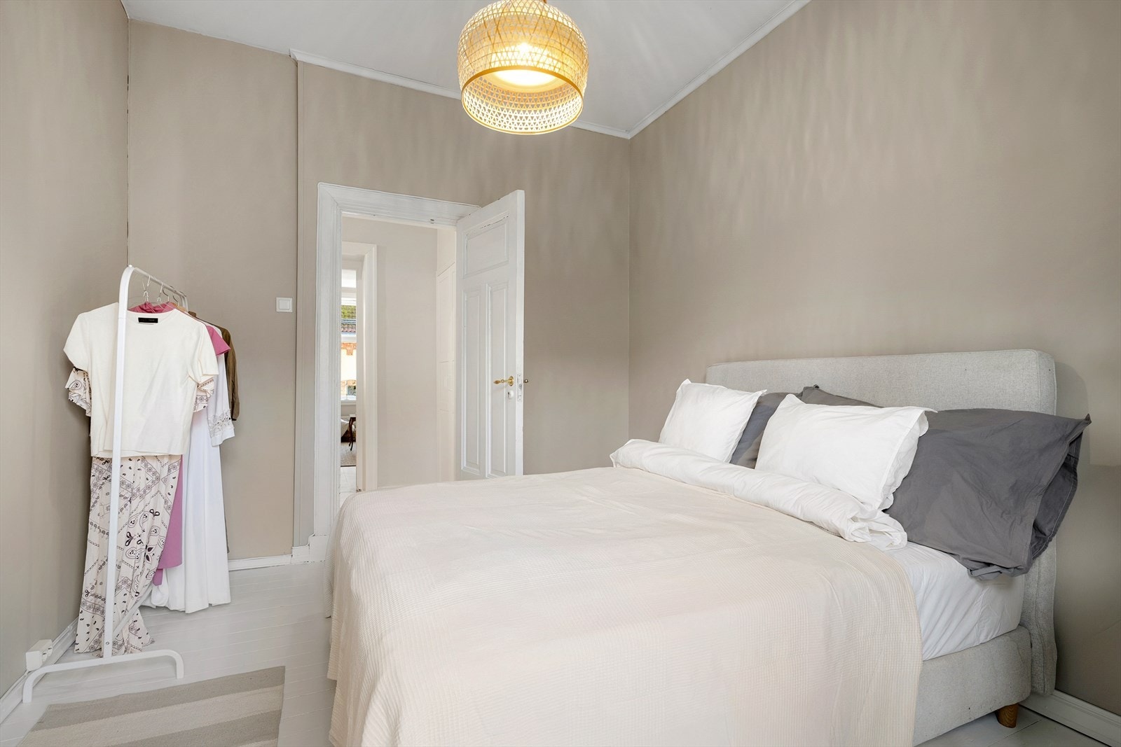 Veggene er nymalte i den tidløse fargen Soothing beige fra Jotun. Det er plass til garderobeskap og andre oppbevaringsmøbler langs veggene. Galleribilde