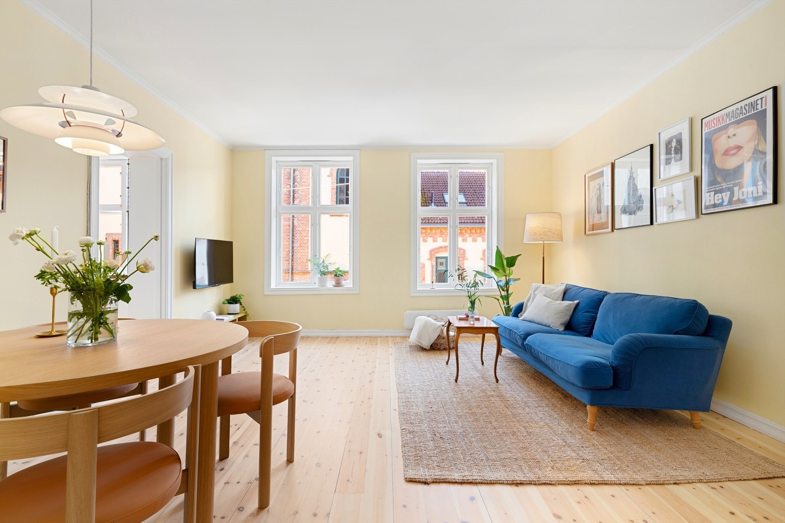 En dempet lysegul fargetone har funnet veien inn i stuen og gir deg deilige lengsler til vår og sommer. Galleribilde