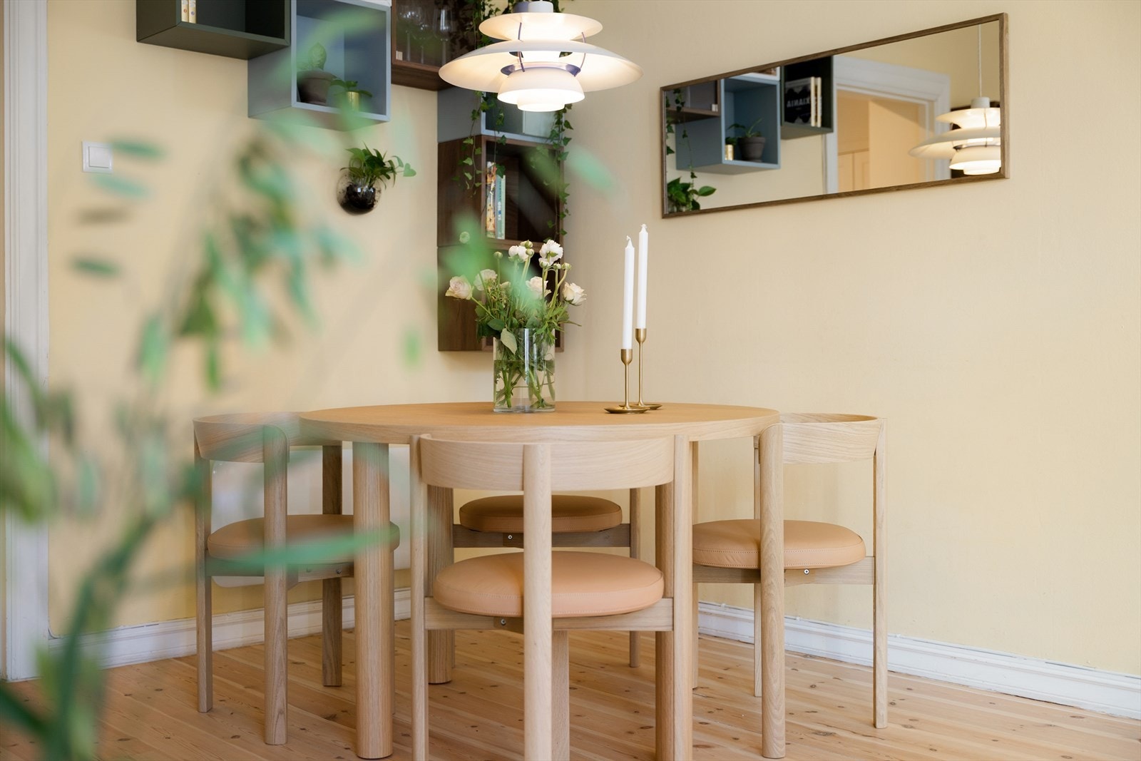 Plass til et rundt bord eller et langbord og mange middagsgjester. Galleribilde