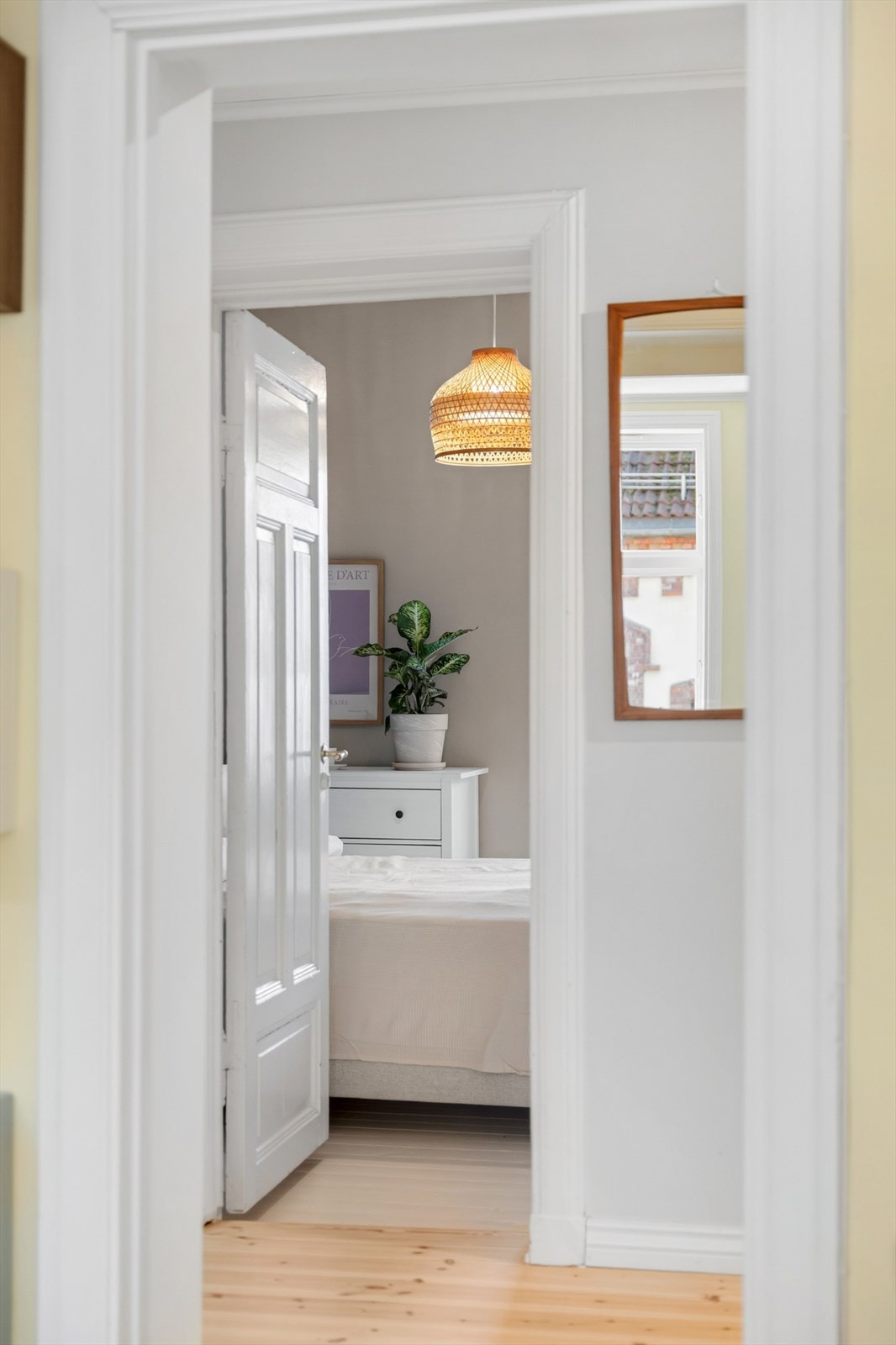 Begge soverom ligger behagelig tilbaketrukket fra den sosiale sonen og vendt mot den fine bakgården. Galleribilde