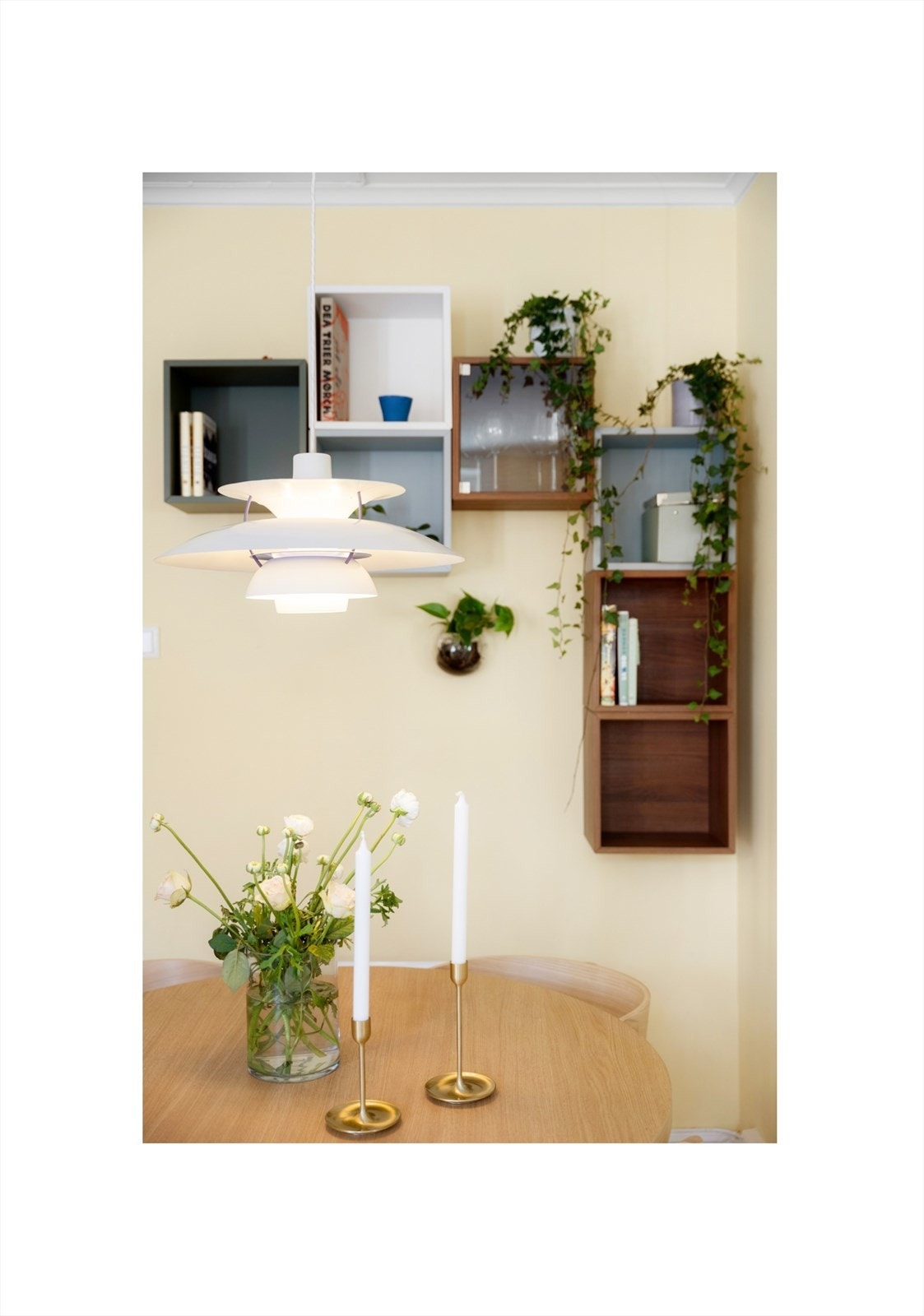 Store veggflater gir plass til dekorative bokhyller. Galleribilde