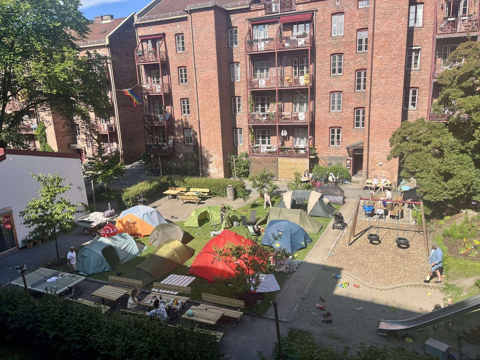 Teltovernatting for barna i bakgården - hver sommer. Galleribilde